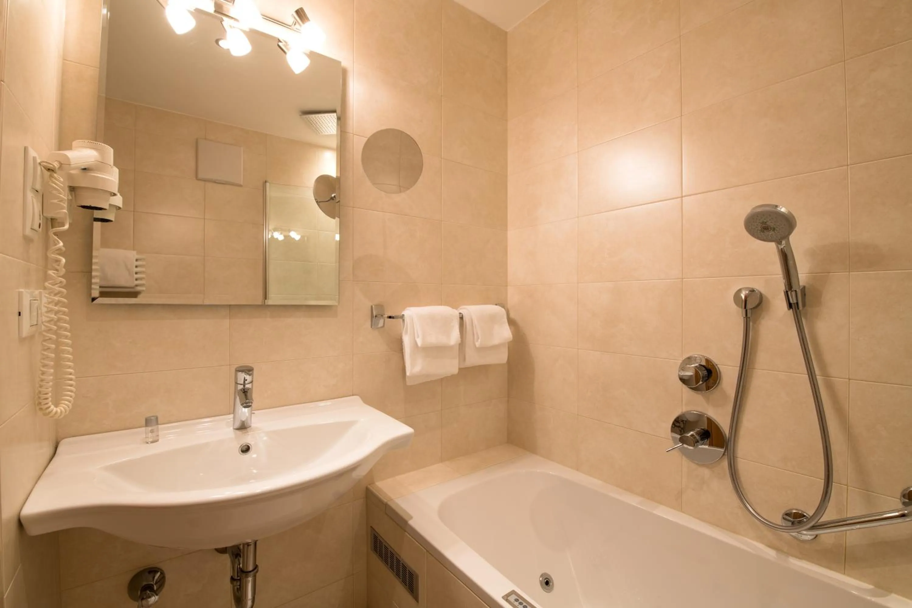 Spring in La Tambra - Residence - Central with Restaurant