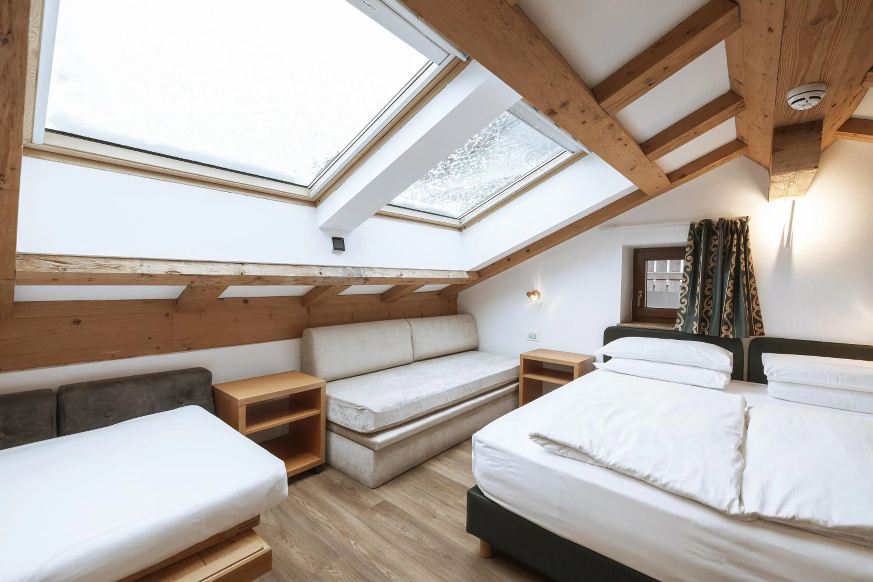 Bed in La Tambra - Residence - Central with Restaurant