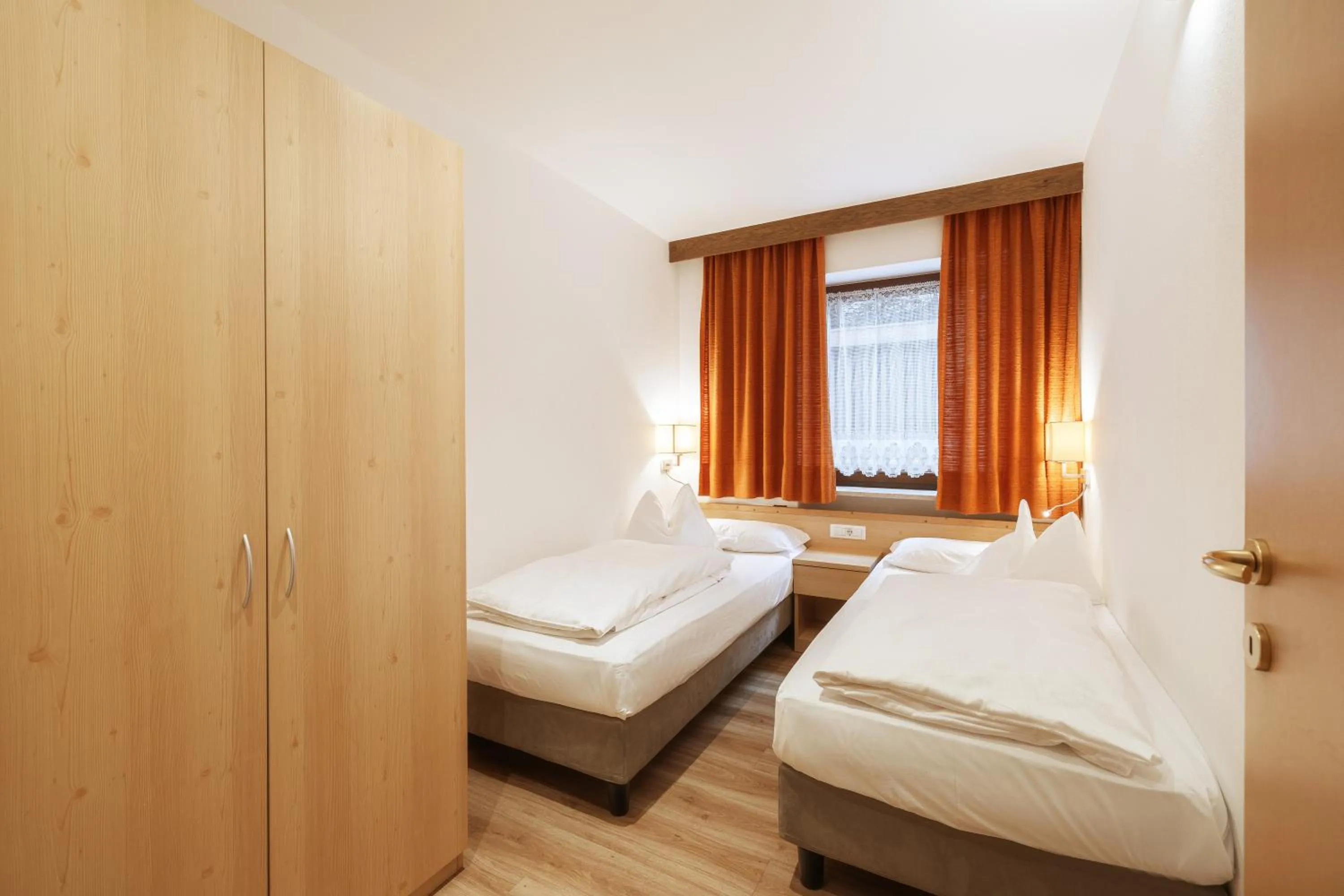 Bed in La Tambra - Residence - Central with Restaurant