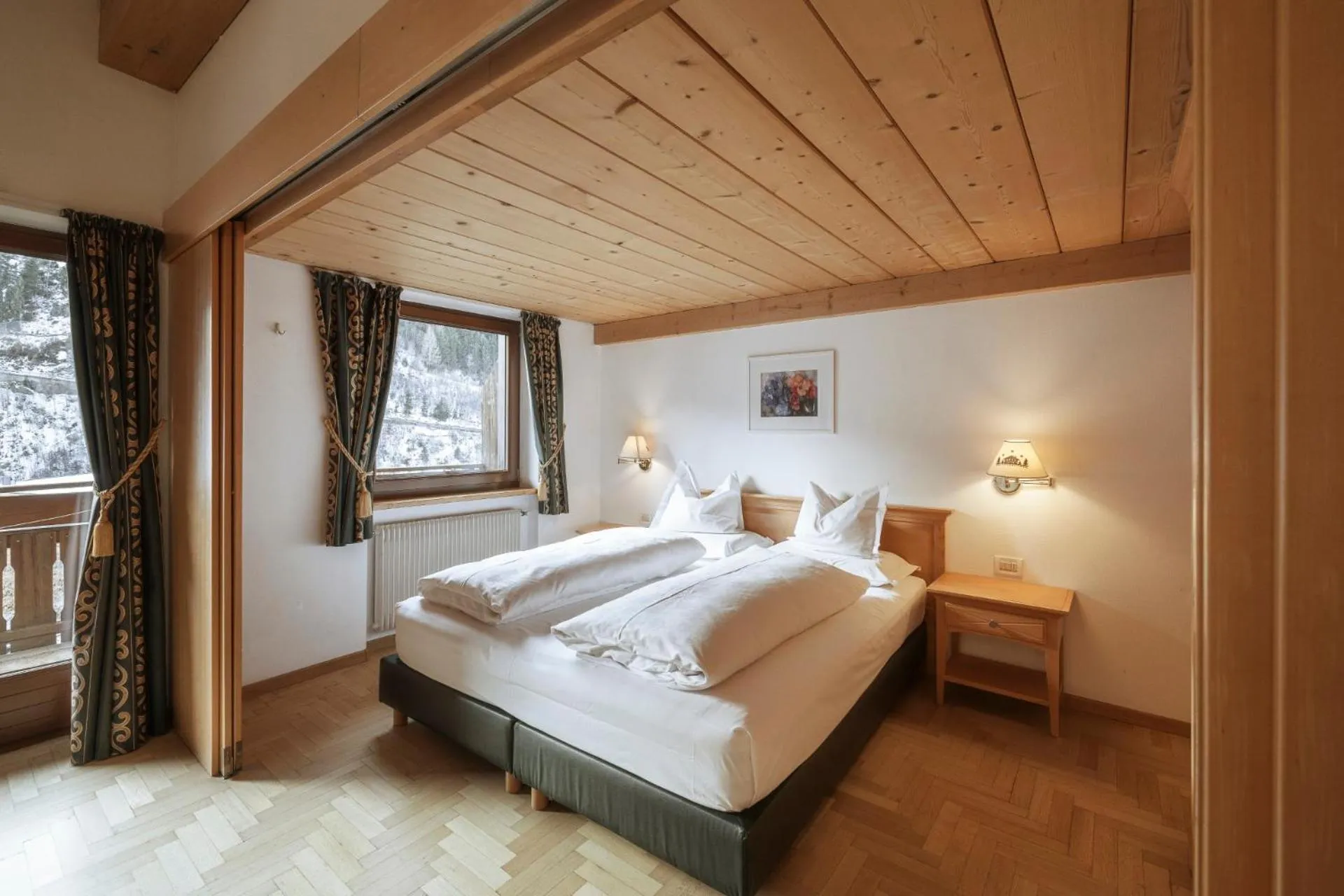 Bed in La Tambra - Residence - Central with Restaurant