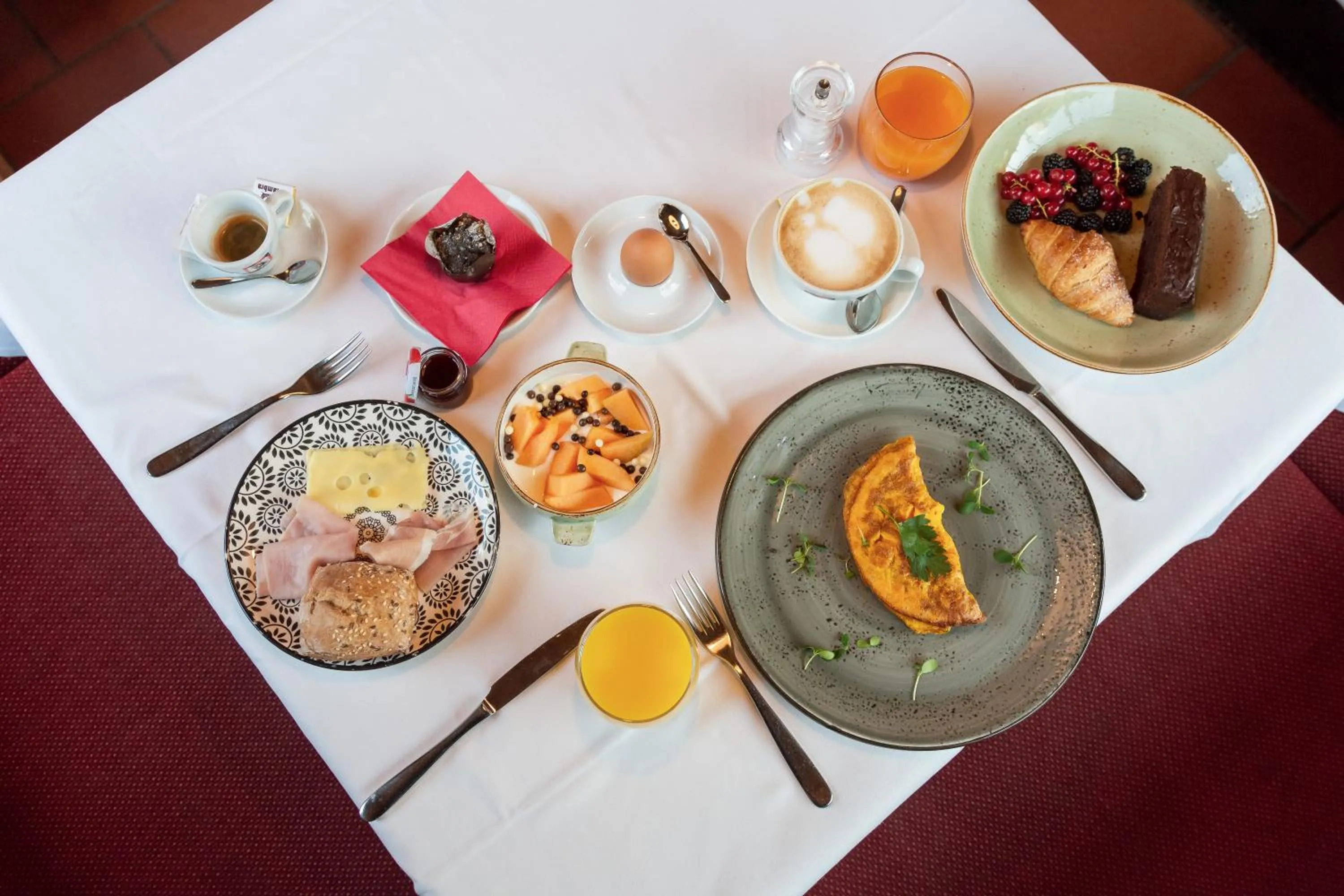 Breakfast in La Tambra - Residence - Central with Restaurant