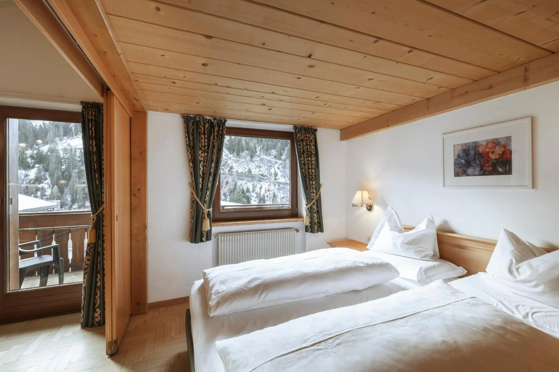 Bed in La Tambra - Residence - Central with Restaurant