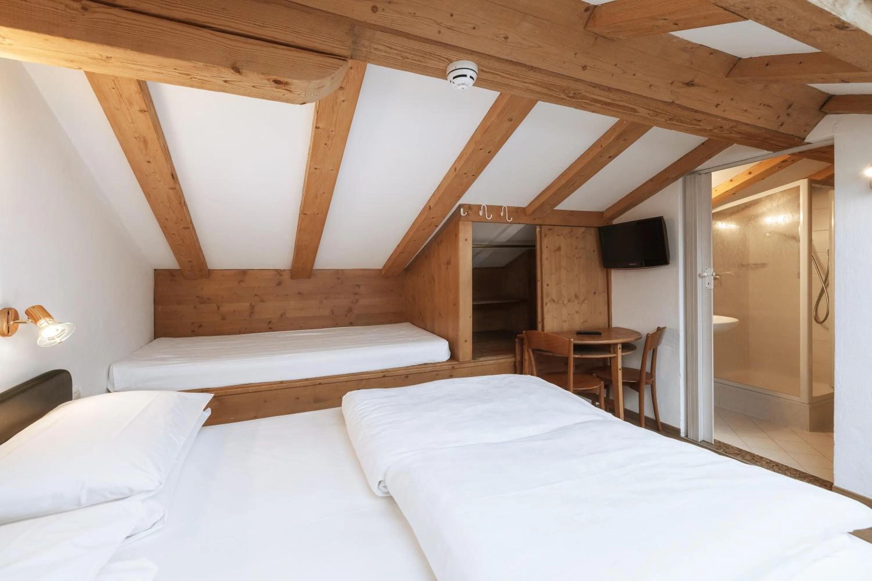 Bed in La Tambra - Residence - Central with Restaurant