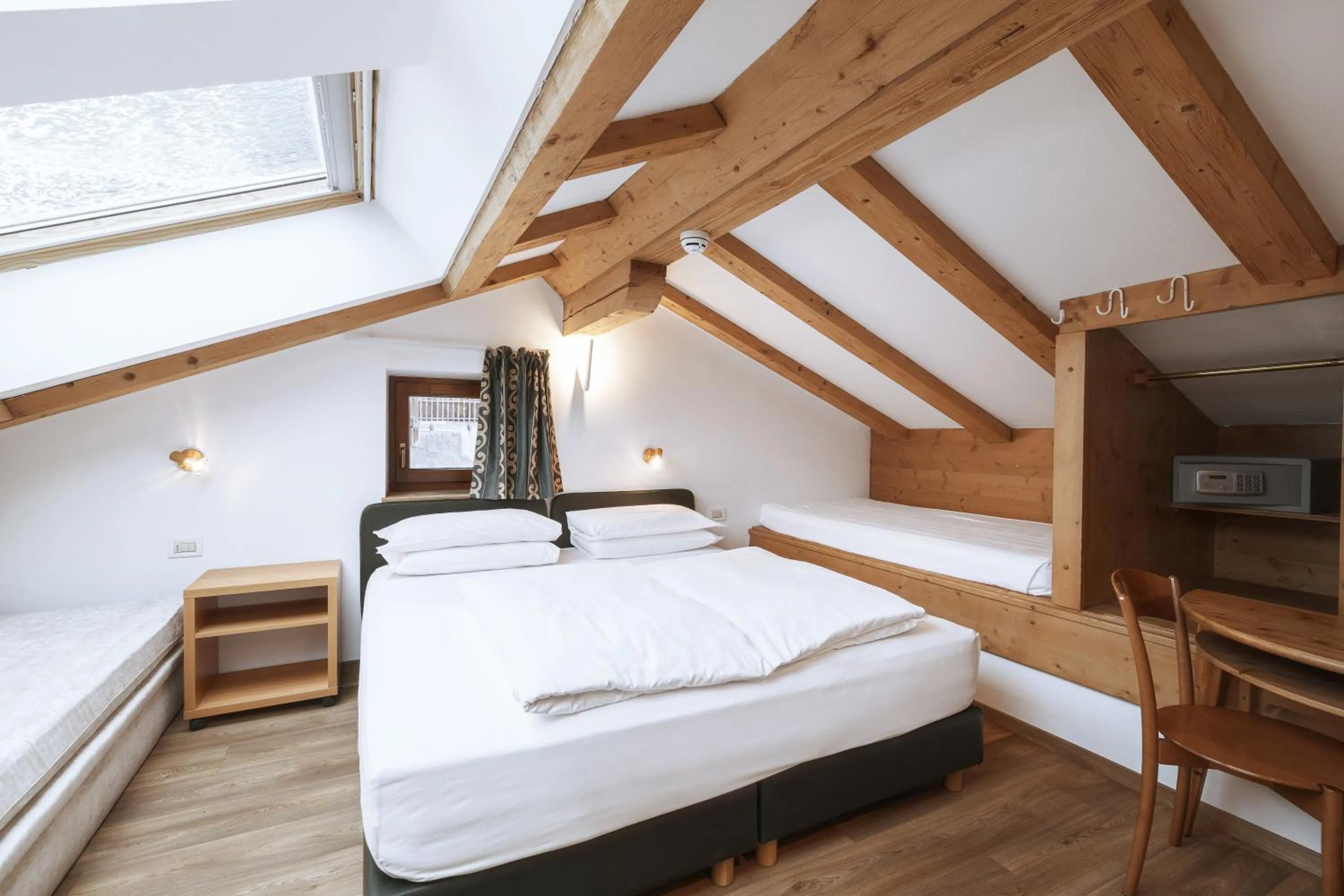 Bed in La Tambra - Residence - Central with Restaurant