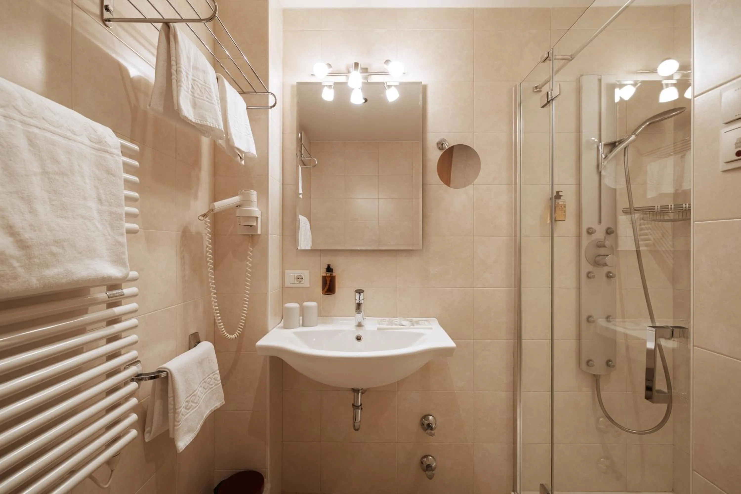 La Tambra - Residence - Central with Restaurant