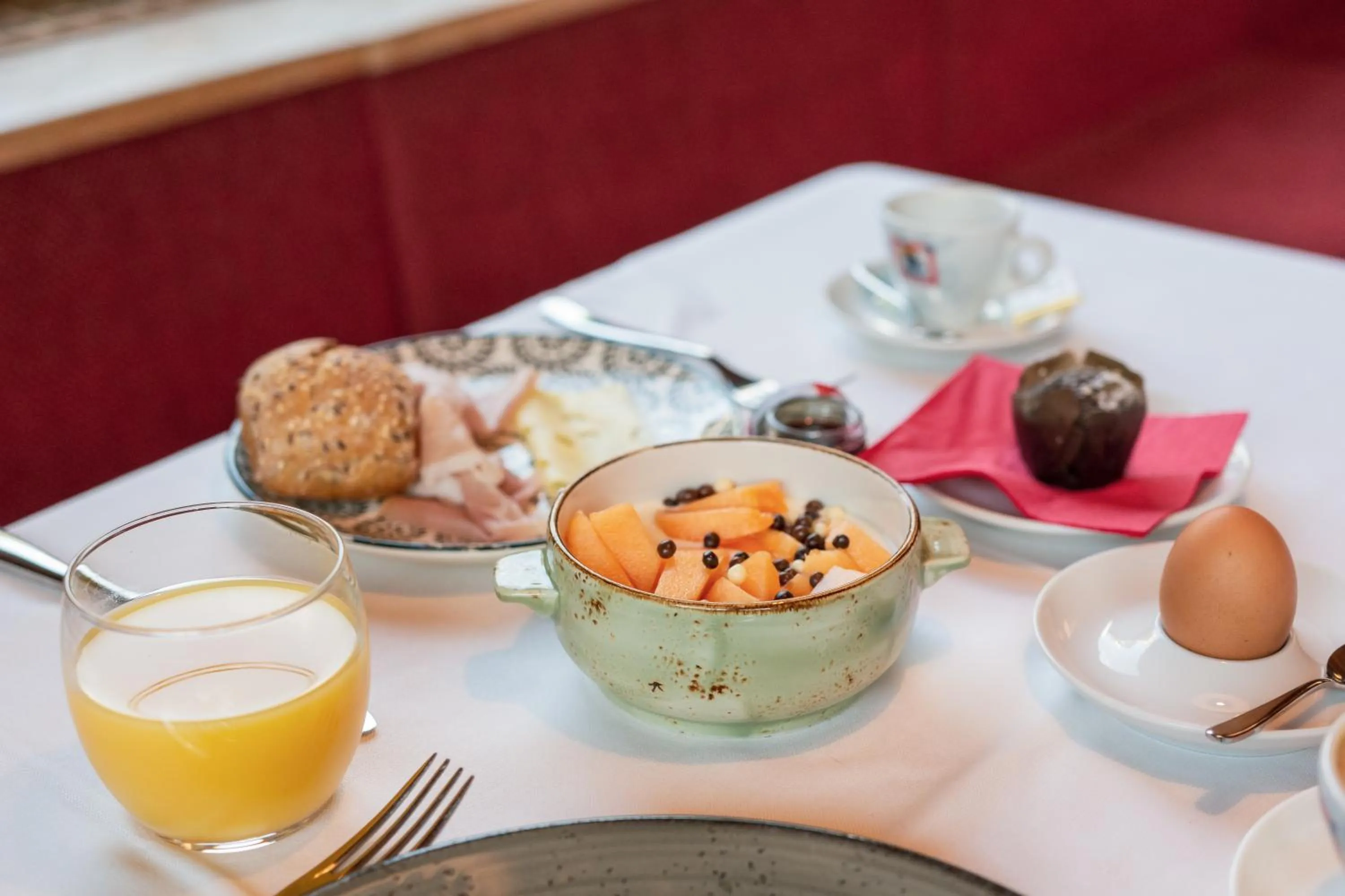 Breakfast in La Tambra - Residence - Central with Restaurant