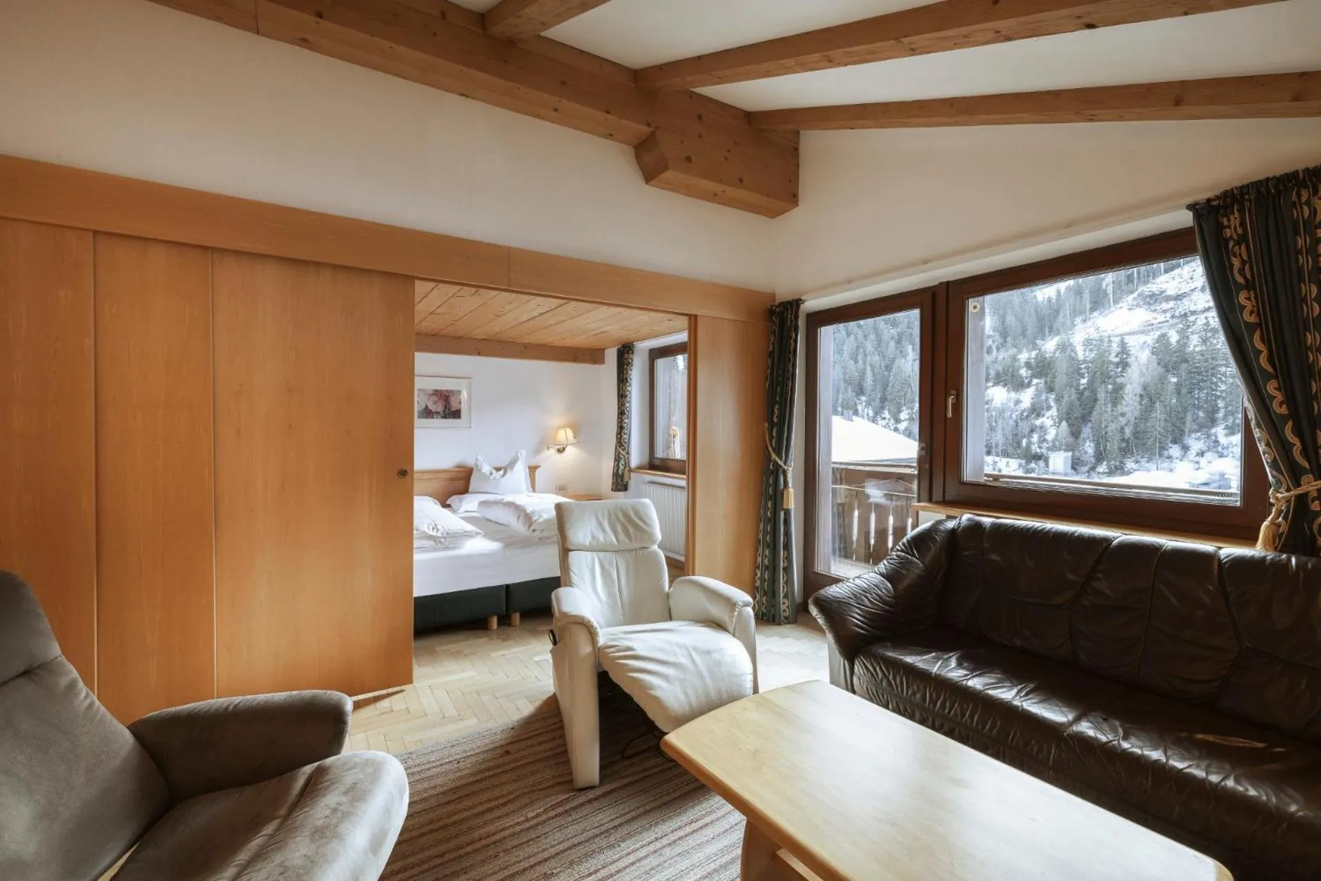 Bed in La Tambra - Residence - Central with Restaurant