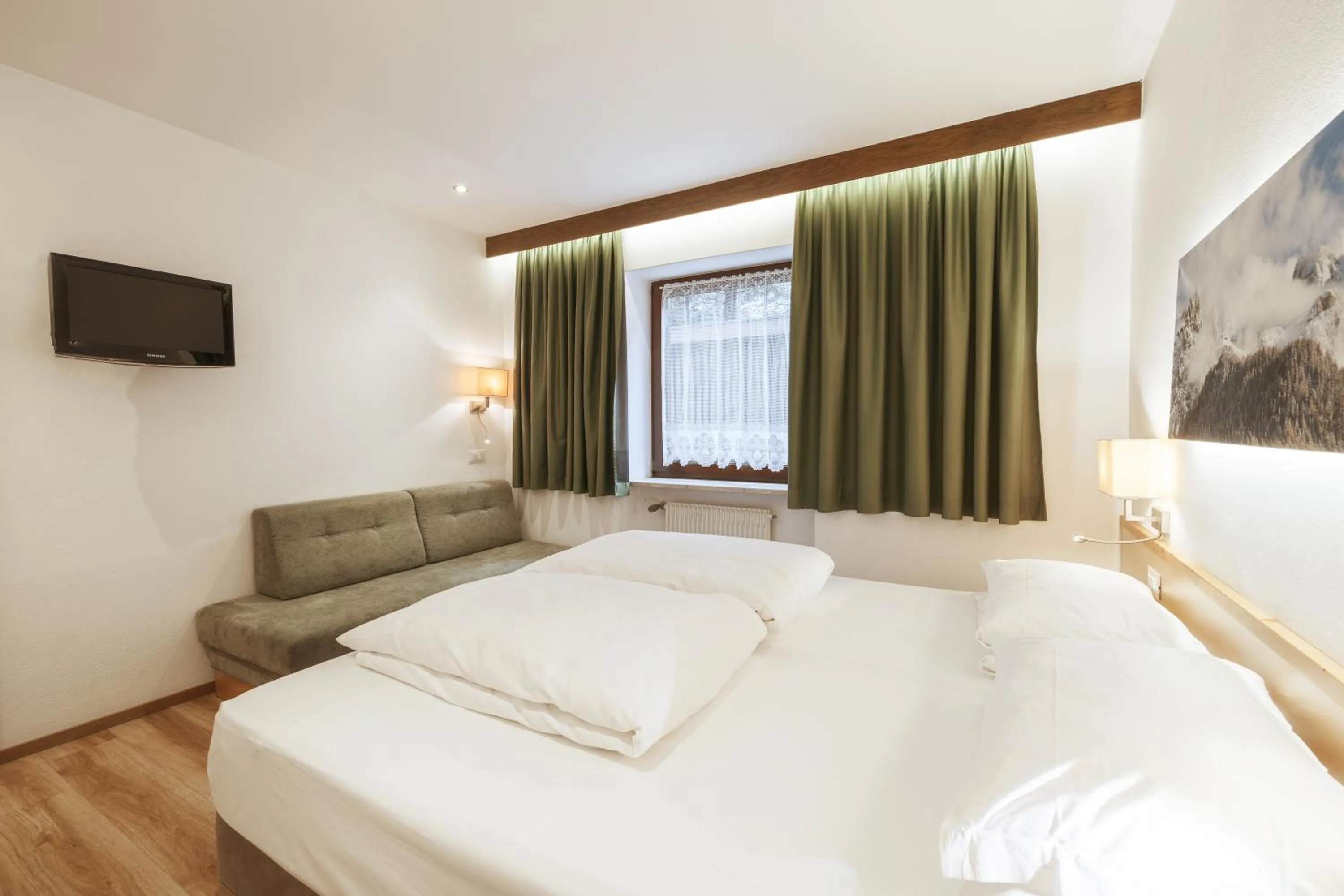 Bed in La Tambra - Residence - Central with Restaurant