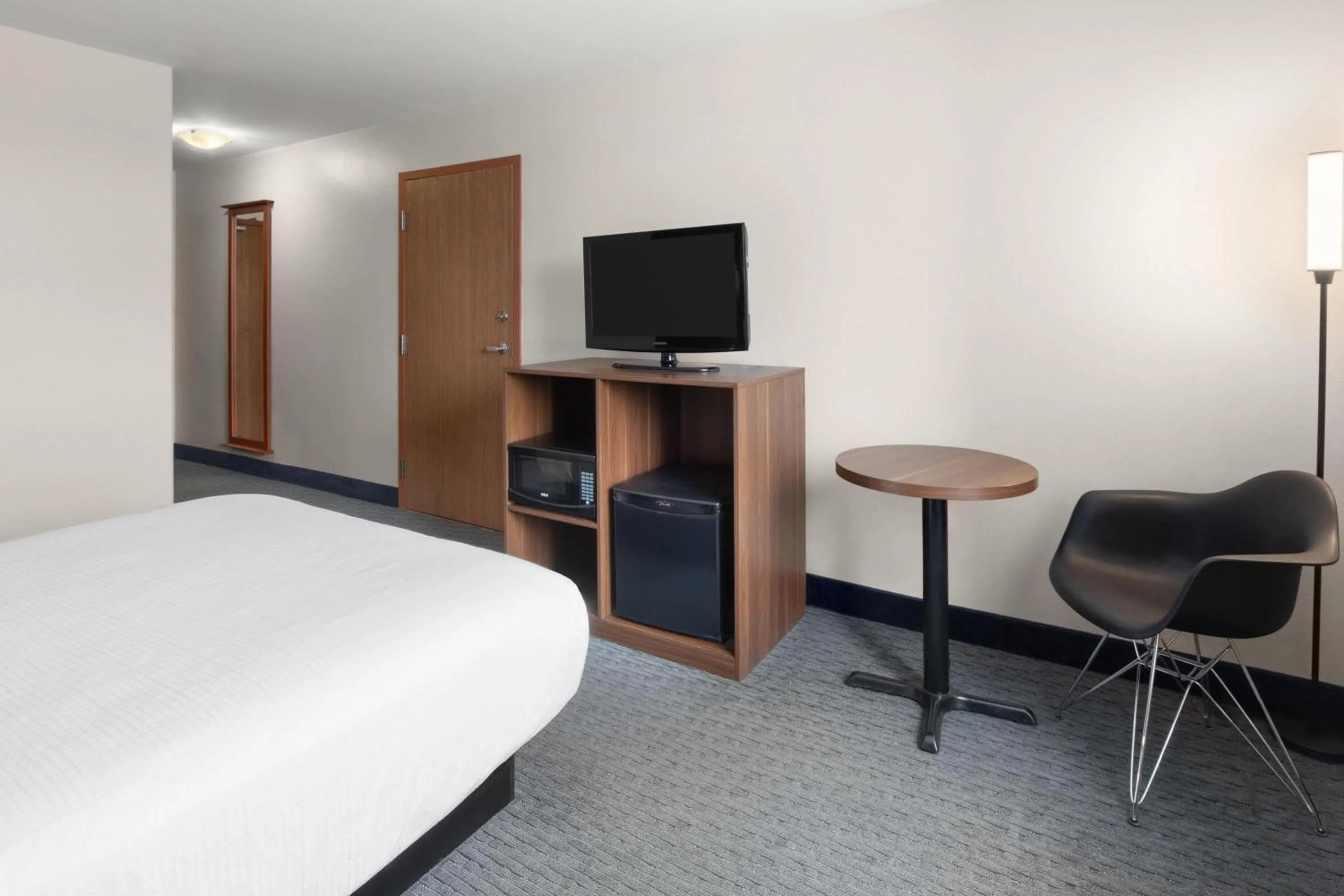 Photo of the whole room, Bed in Super 8 by Wyndham Trois-Rivieres