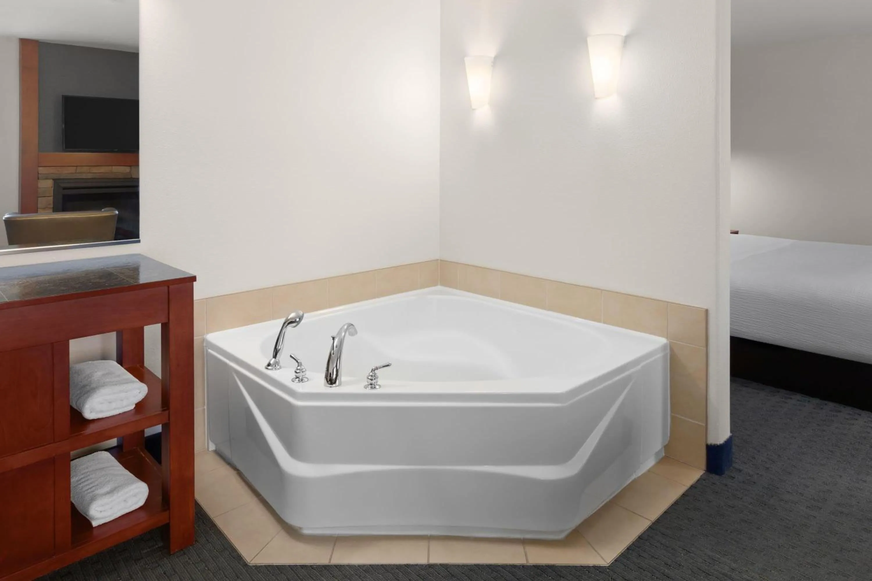 Bath, Bed in Super 8 by Wyndham Trois-Rivieres