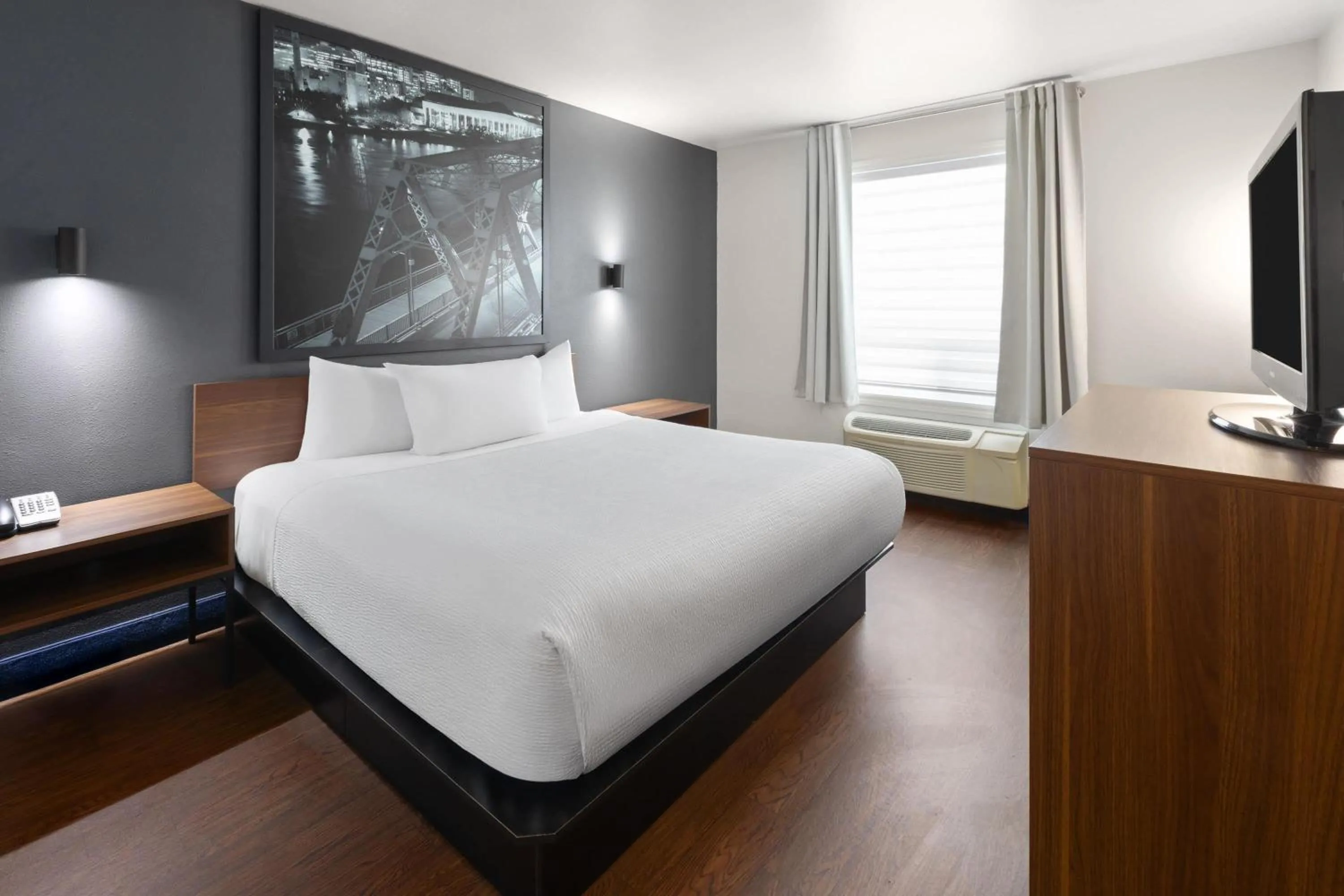 Photo of the whole room, Bed in Super 8 by Wyndham Trois-Rivieres