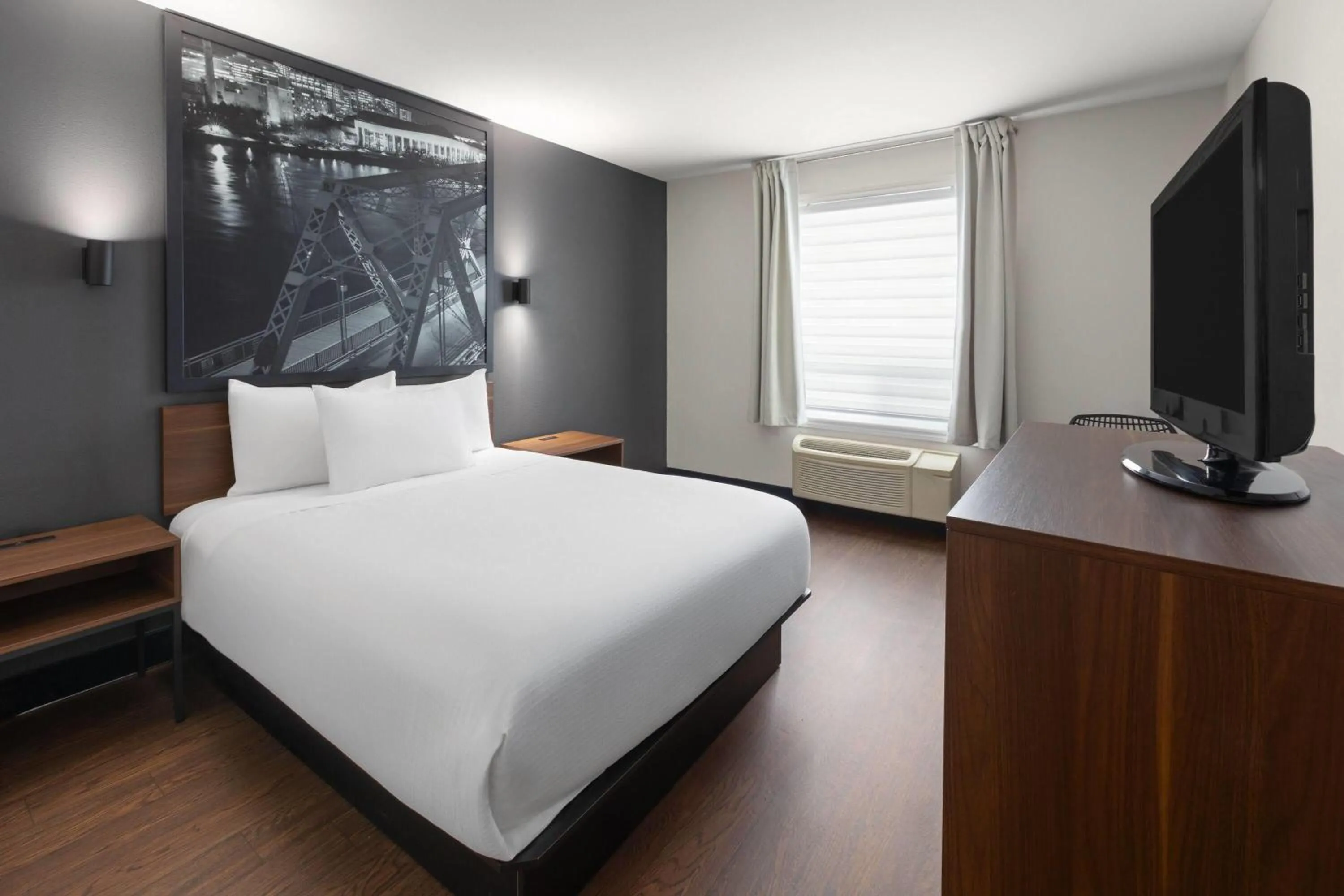 Photo of the whole room, Bed in Super 8 by Wyndham Trois-Rivieres