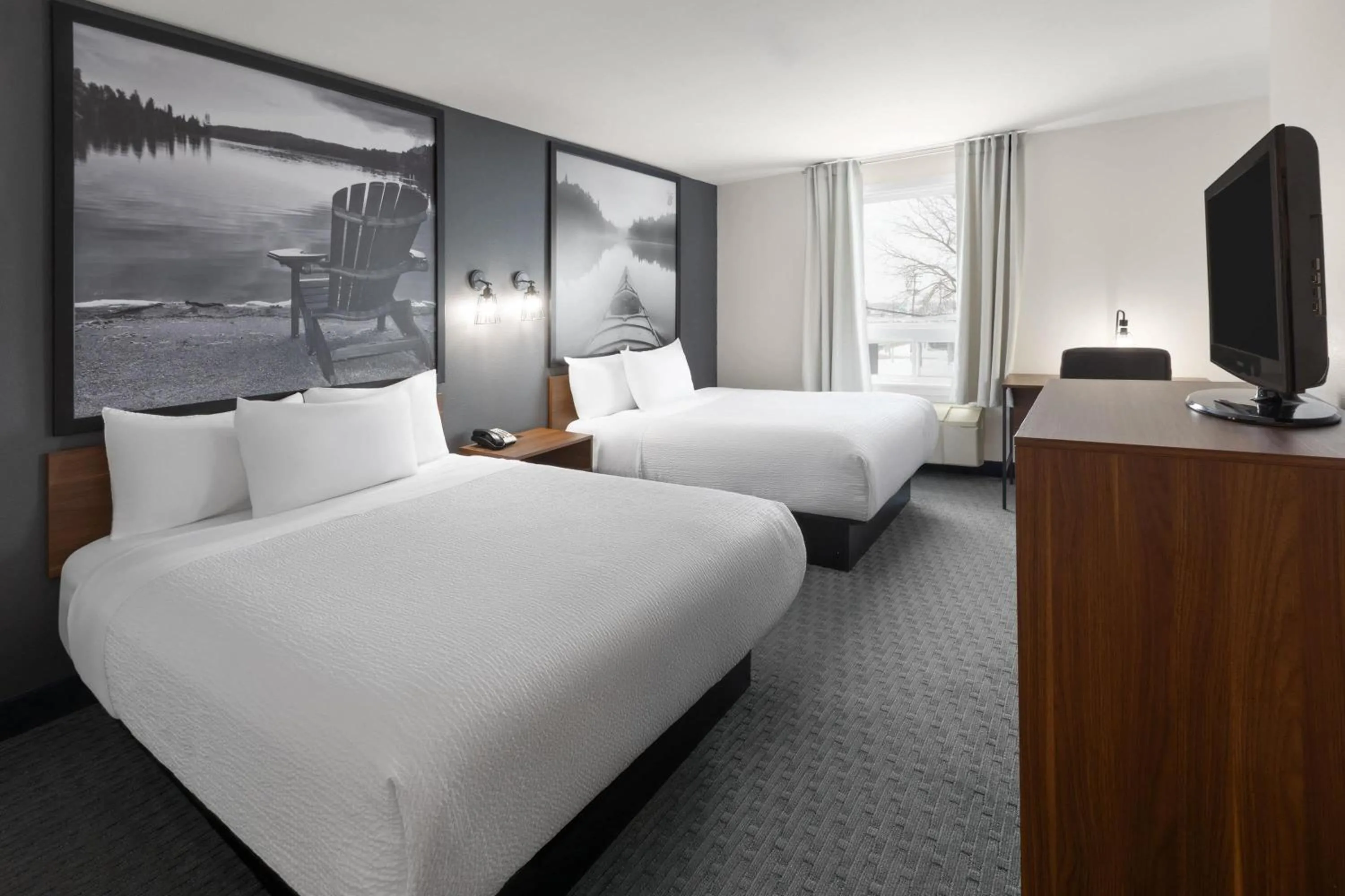 Photo of the whole room, Bed in Super 8 by Wyndham Trois-Rivieres