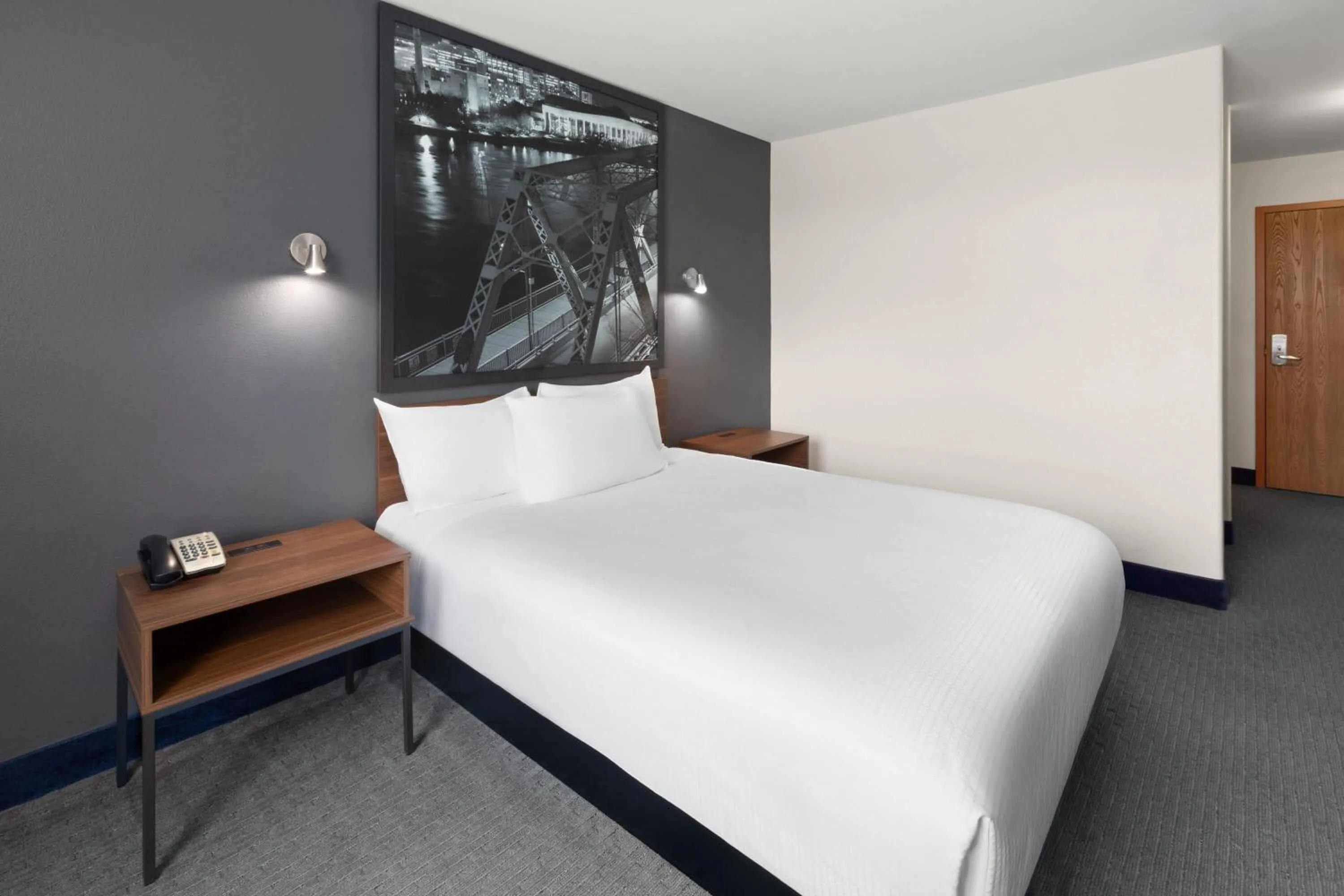 Photo of the whole room, Bed in Super 8 by Wyndham Trois-Rivieres