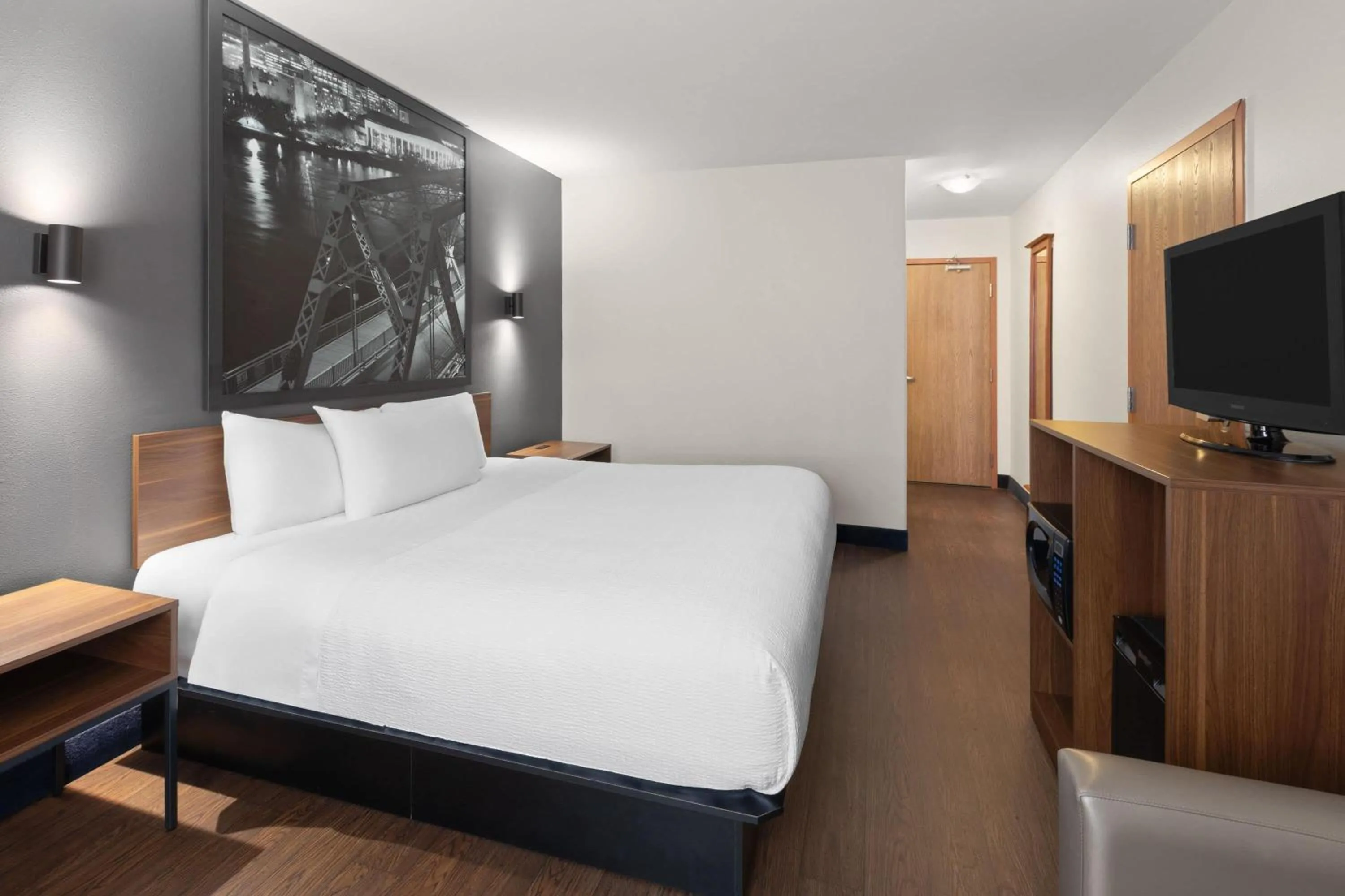 Photo of the whole room, Bed in Super 8 by Wyndham Trois-Rivieres