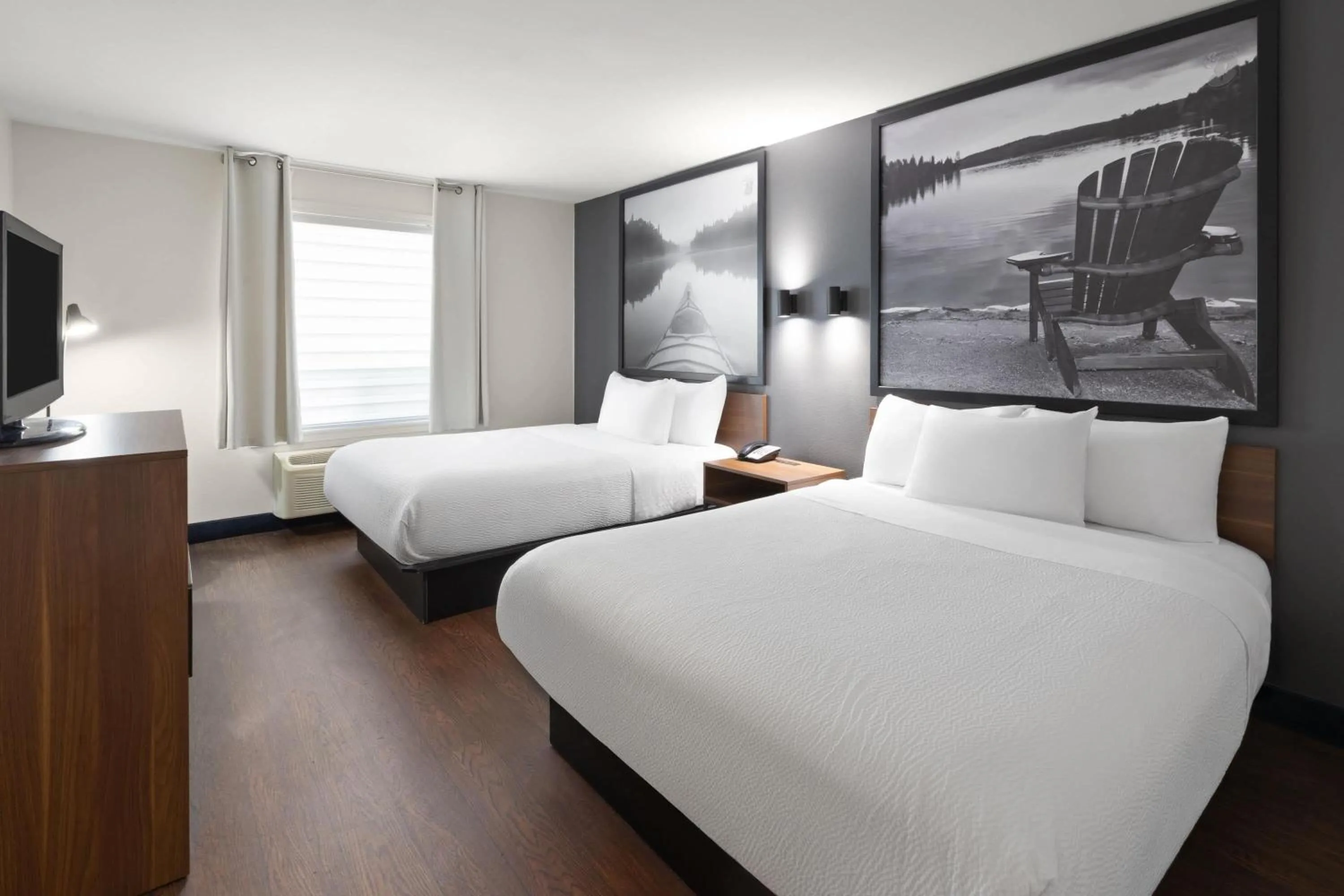 Photo of the whole room, Bed in Super 8 by Wyndham Trois-Rivieres