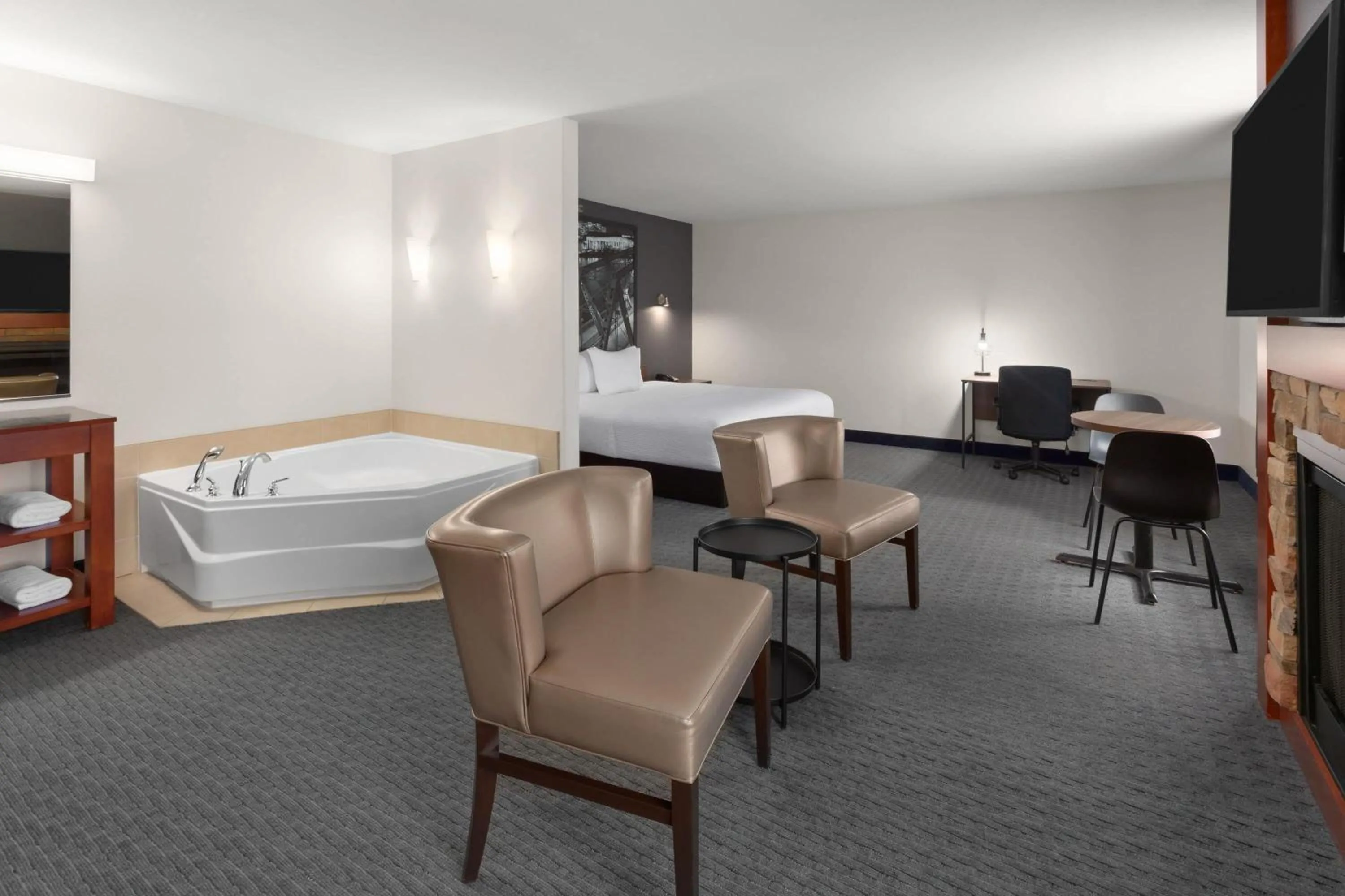 Bath, Bed in Super 8 by Wyndham Trois-Rivieres