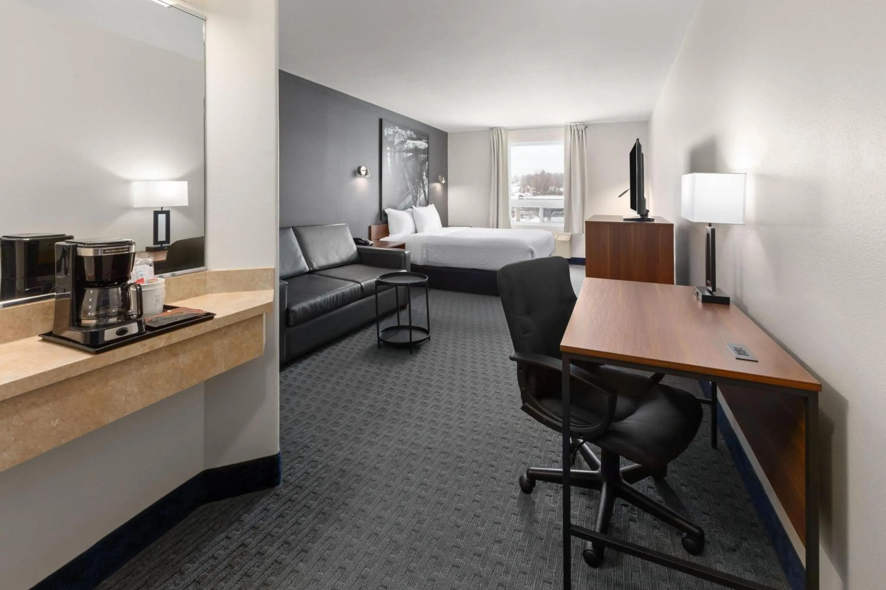 Photo of the whole room, Bed in Super 8 by Wyndham Trois-Rivieres