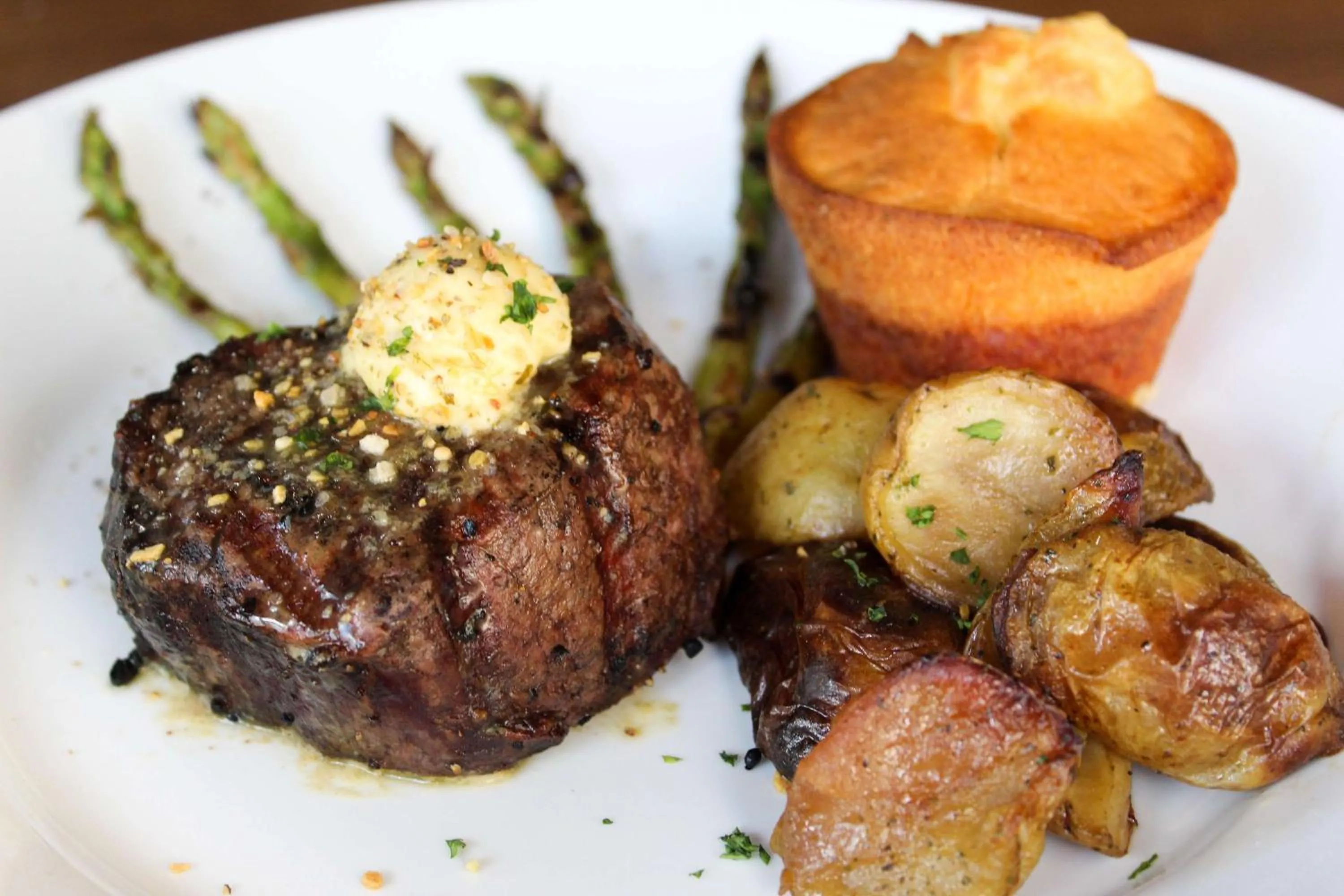 Dining area in DoubleTree by Hilton Memphis Downtown