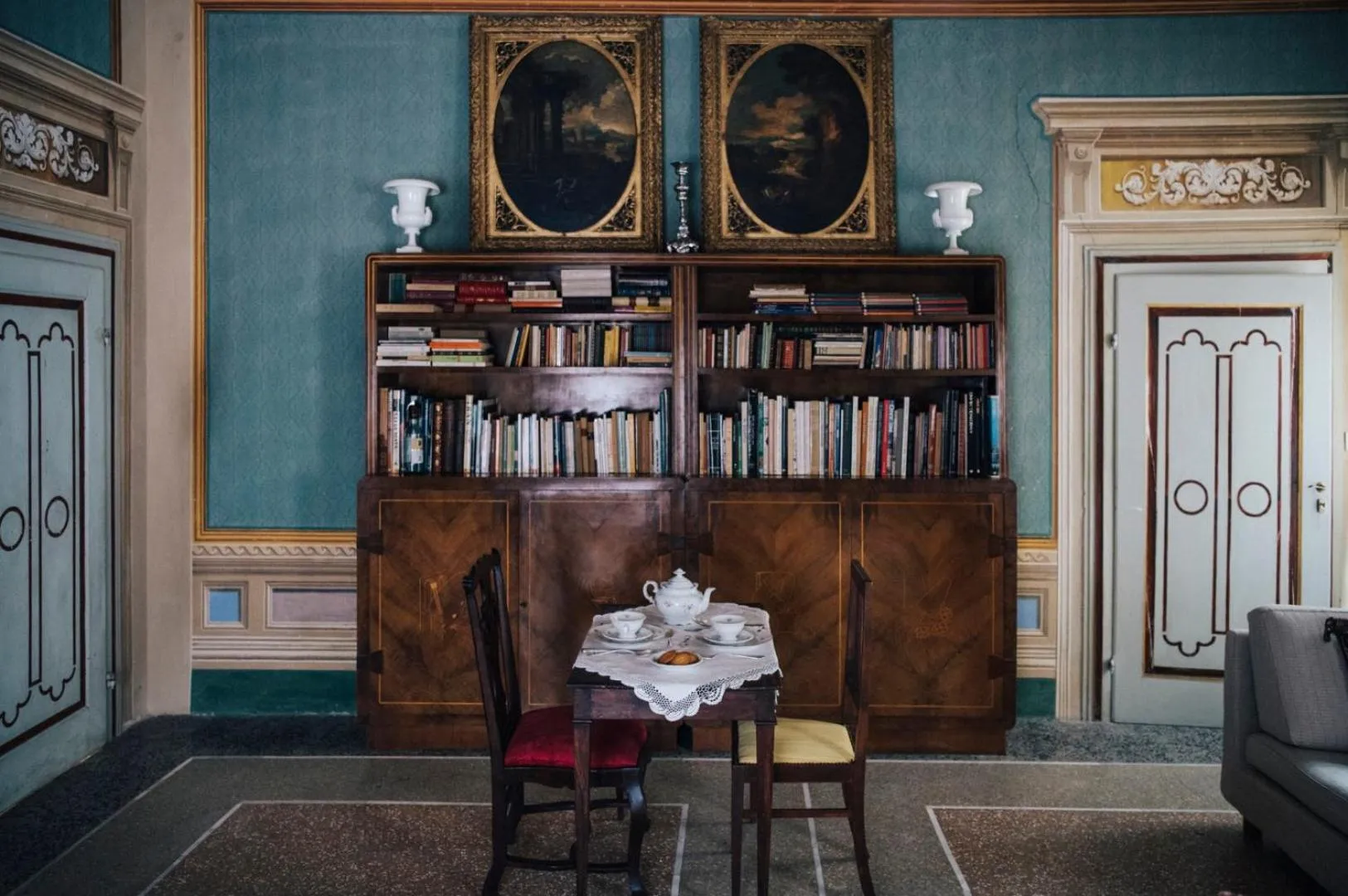 Communal lounge/ TV room in Villa Moris bed and breakfast