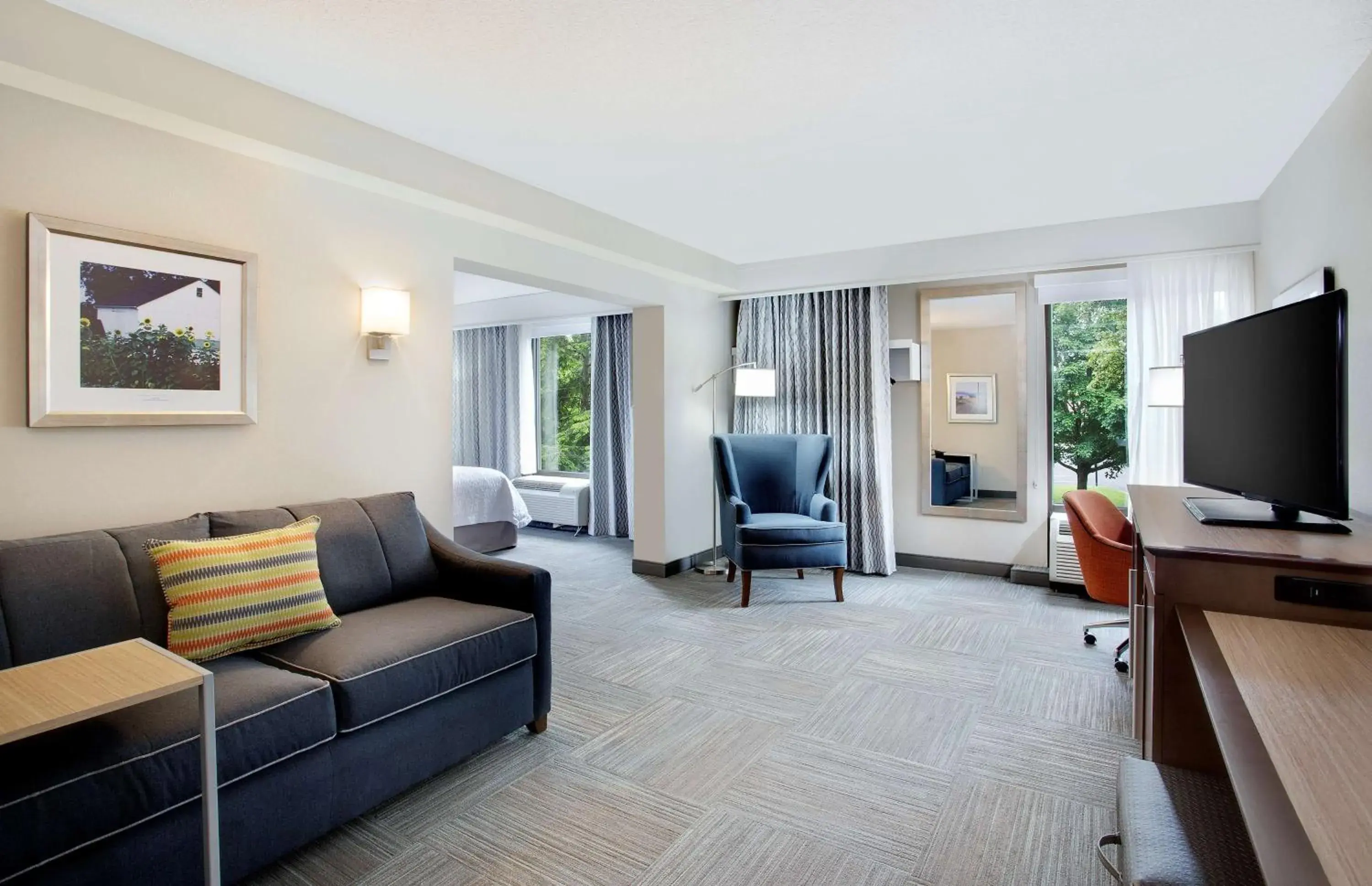 Non-Smoking Queen Study with Sofa Bed in Hampton Inn Lancaster Non-Smoking Queen Study with Sofa Bed in Hampton Inn Lancaster