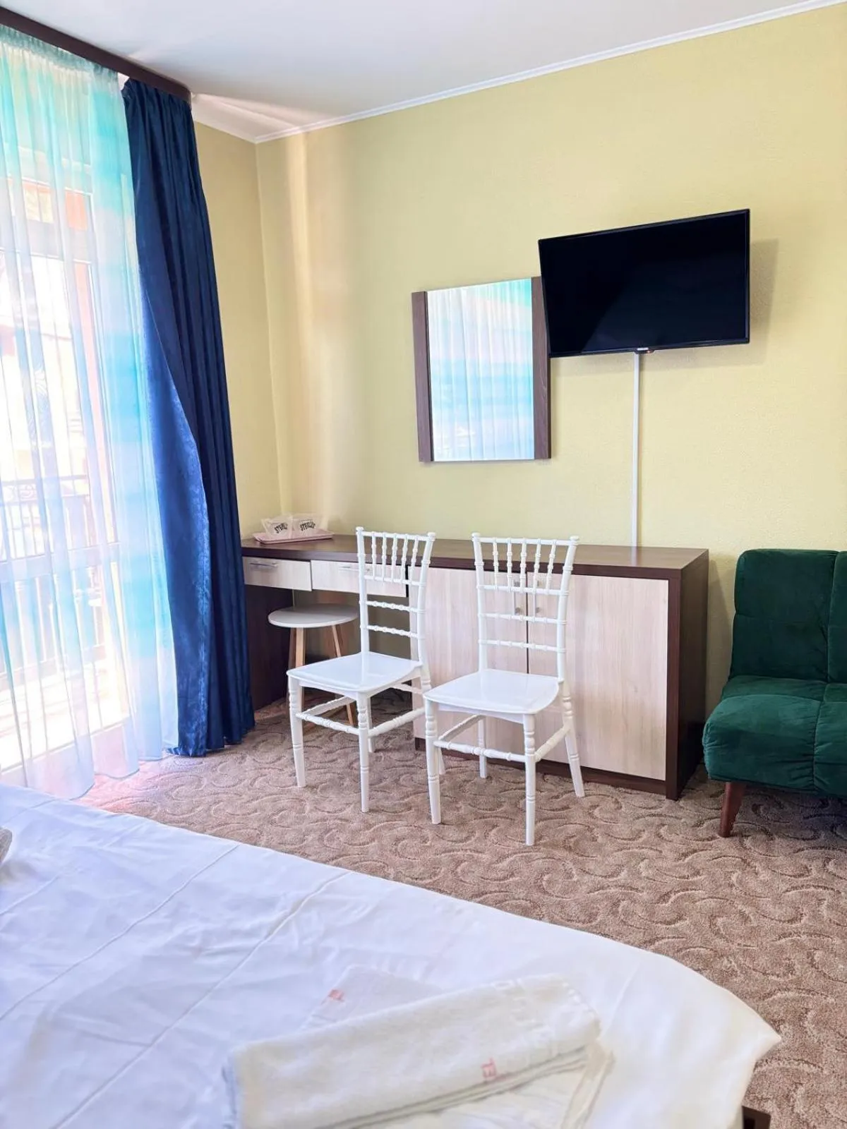 Communal lounge/ TV room, Bed in Hotel Iri