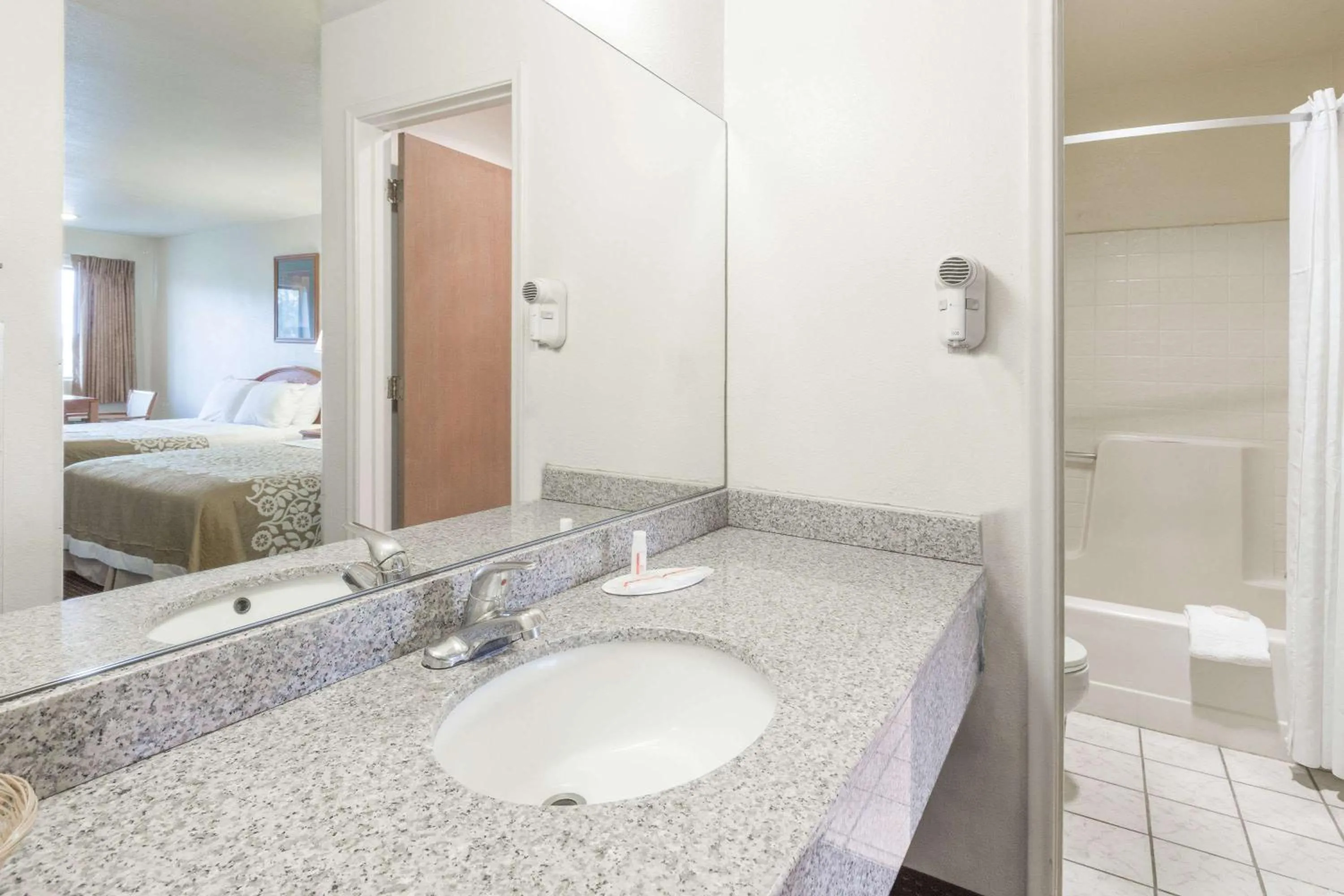 Photo of the whole room, Bed in Days Inn by Wyndham Willcox