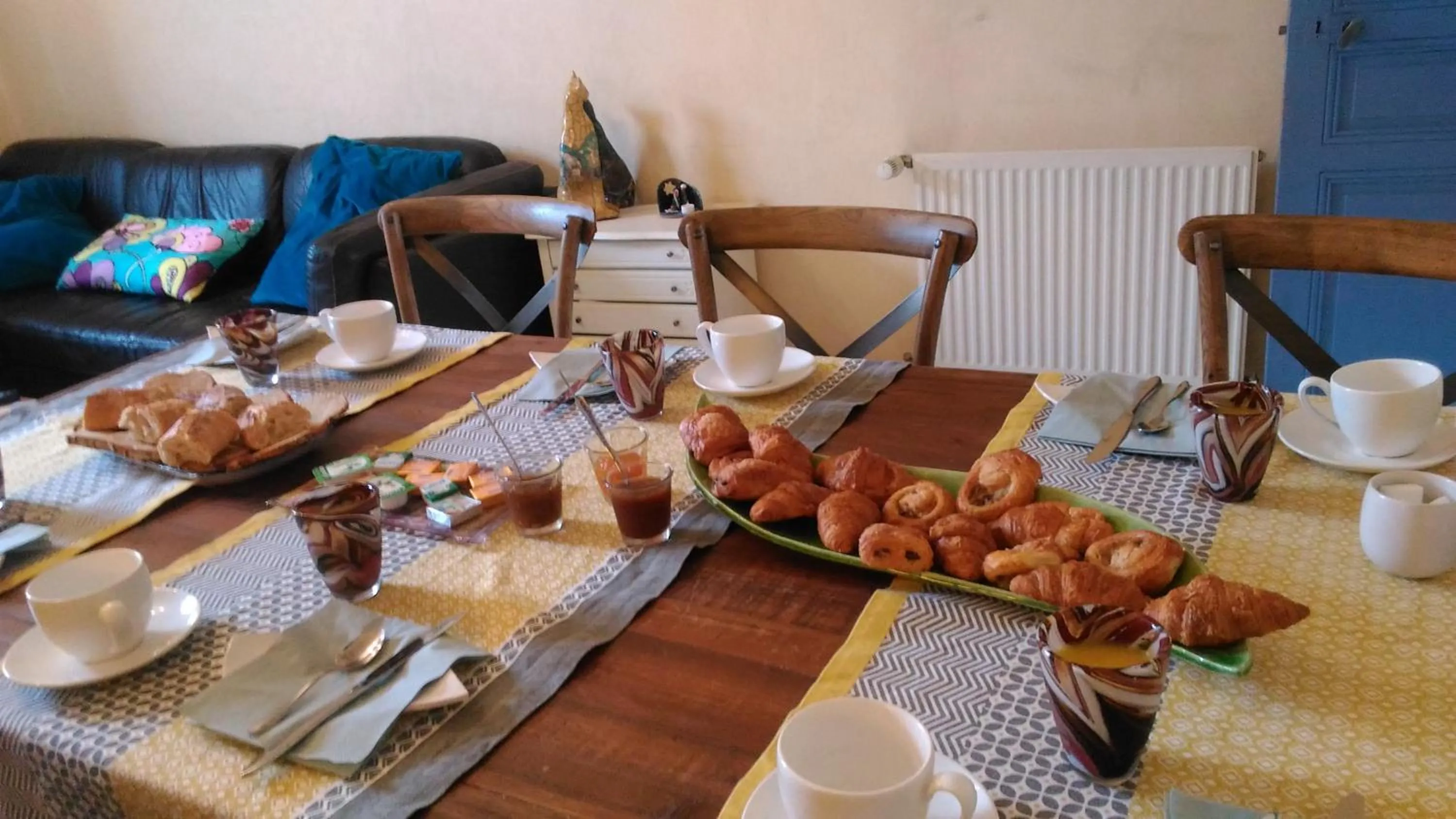 Continental breakfast in Autan des Couleurs