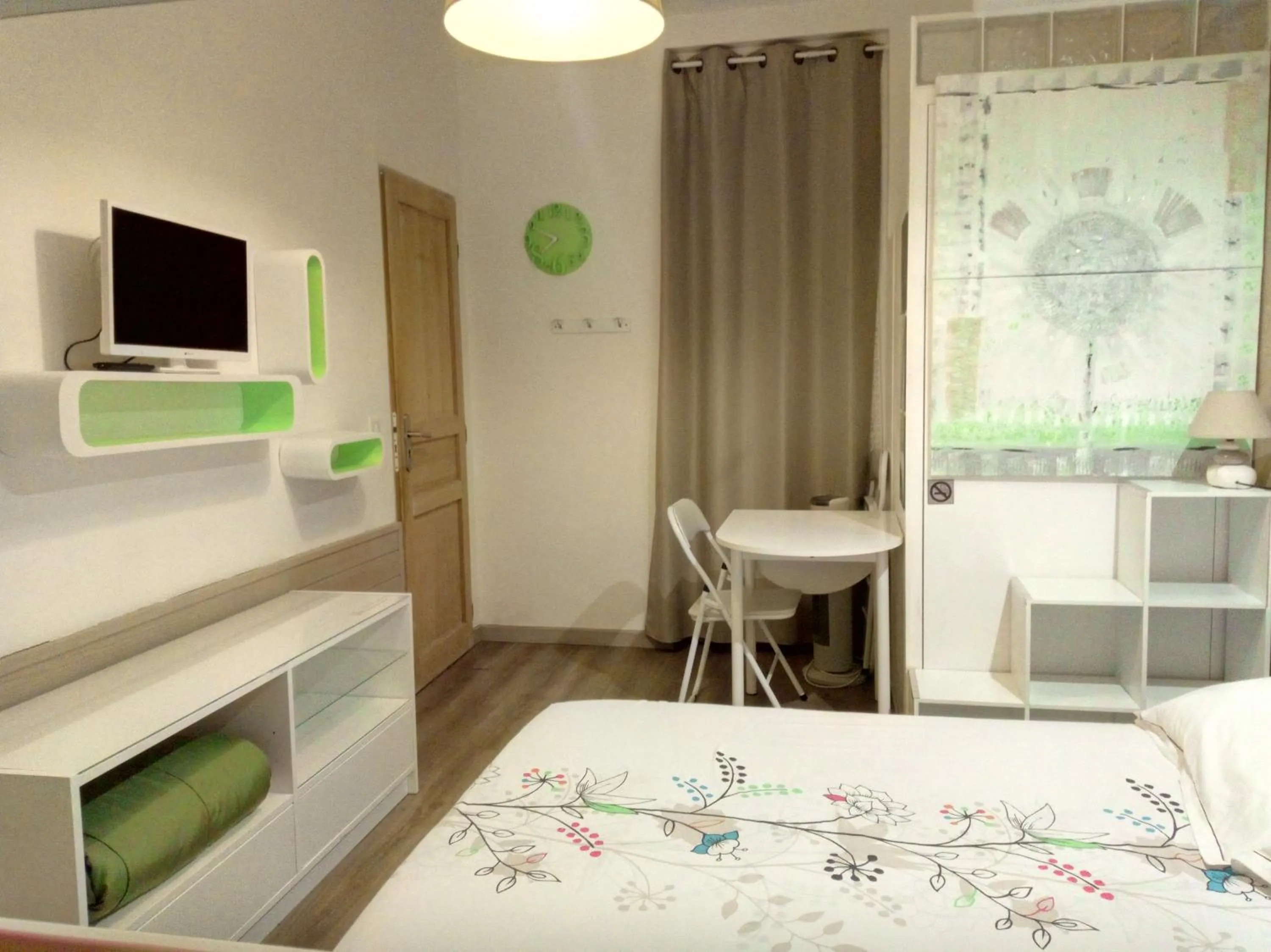 Street view, Bed in Autan des Couleurs