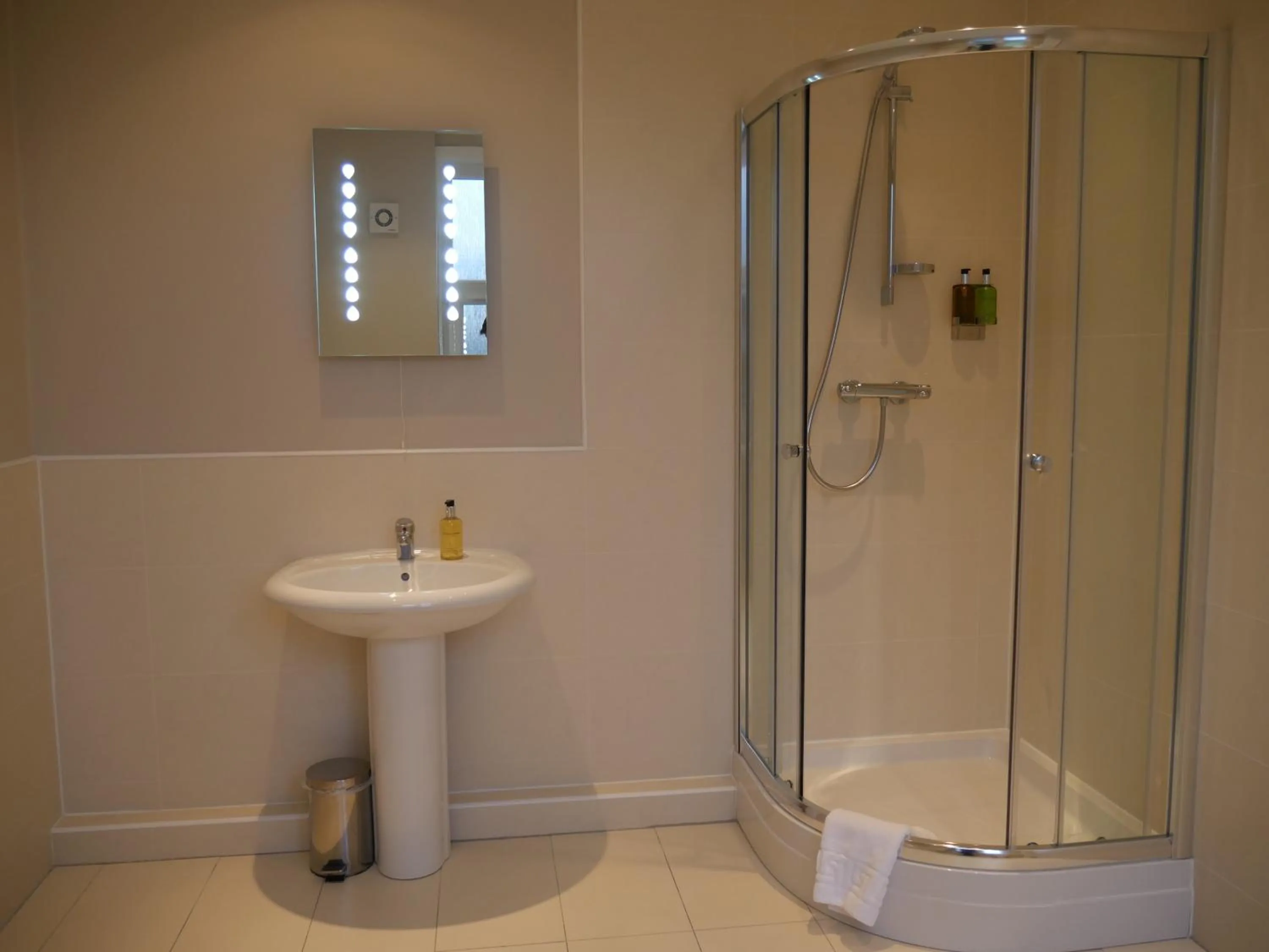 Shower in The Speyside Hotel and Restaurant