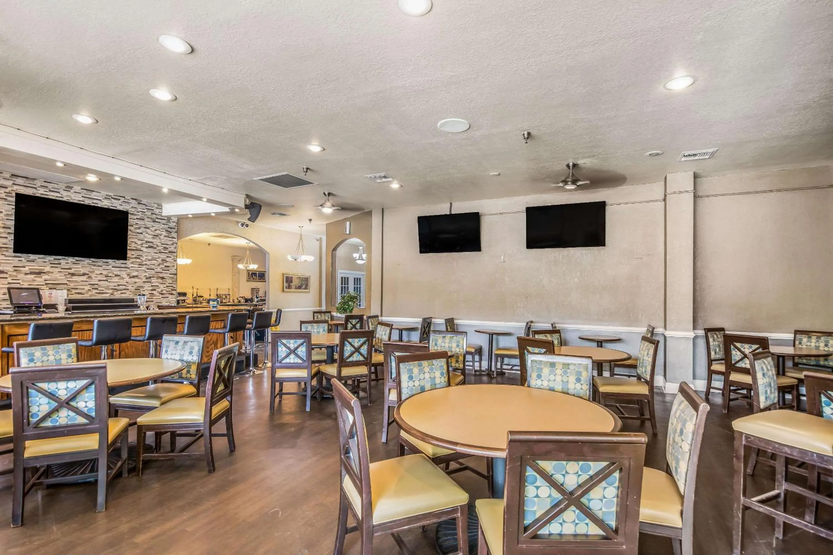 Restaurant/places to eat in Clarion Inn & Suites Central Clearwater Beach