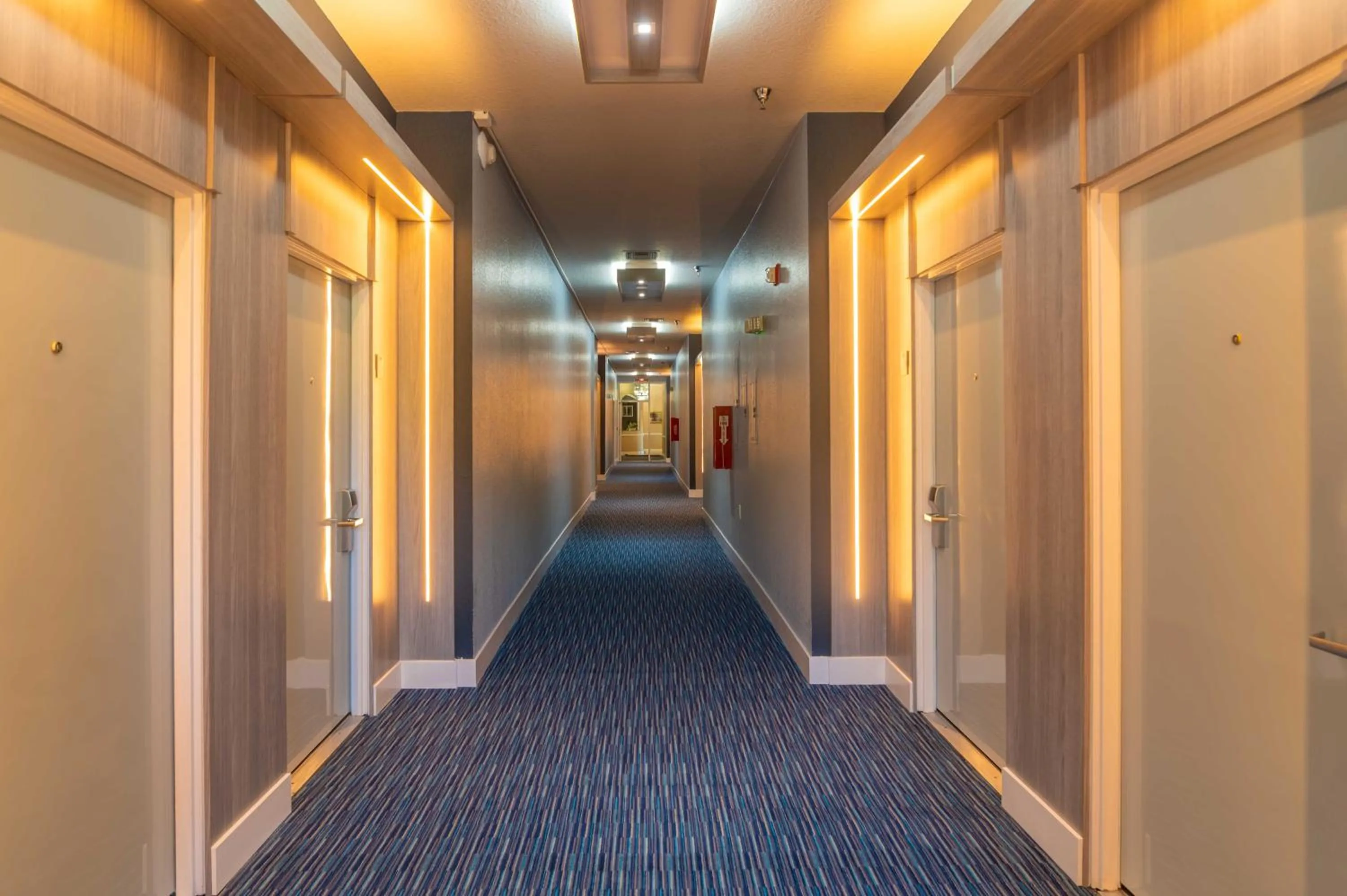 Clarion Inn & Suites Central Clearwater Beach