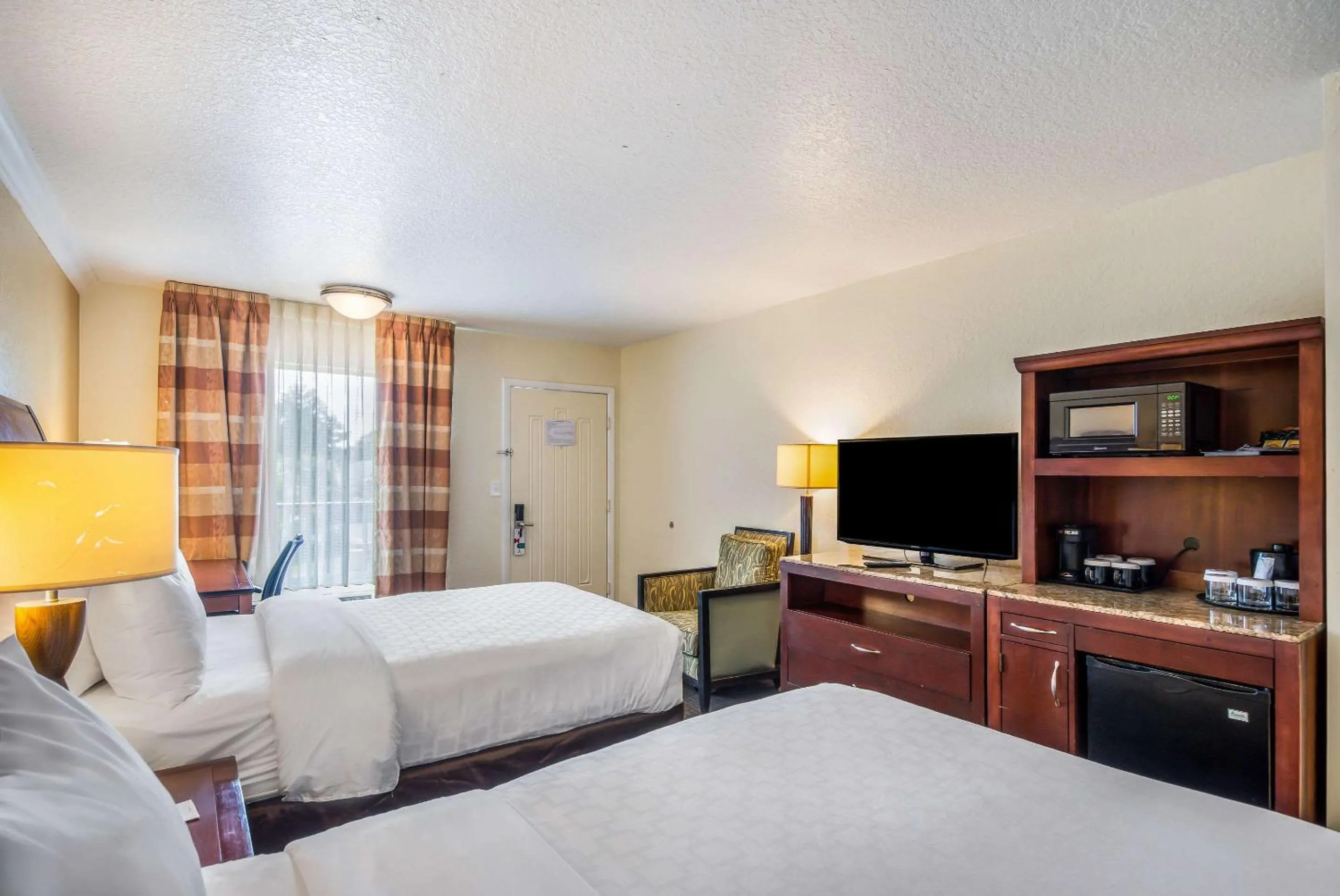 Photo of the whole room, Bed in Clarion Inn & Suites Central Clearwater Beach