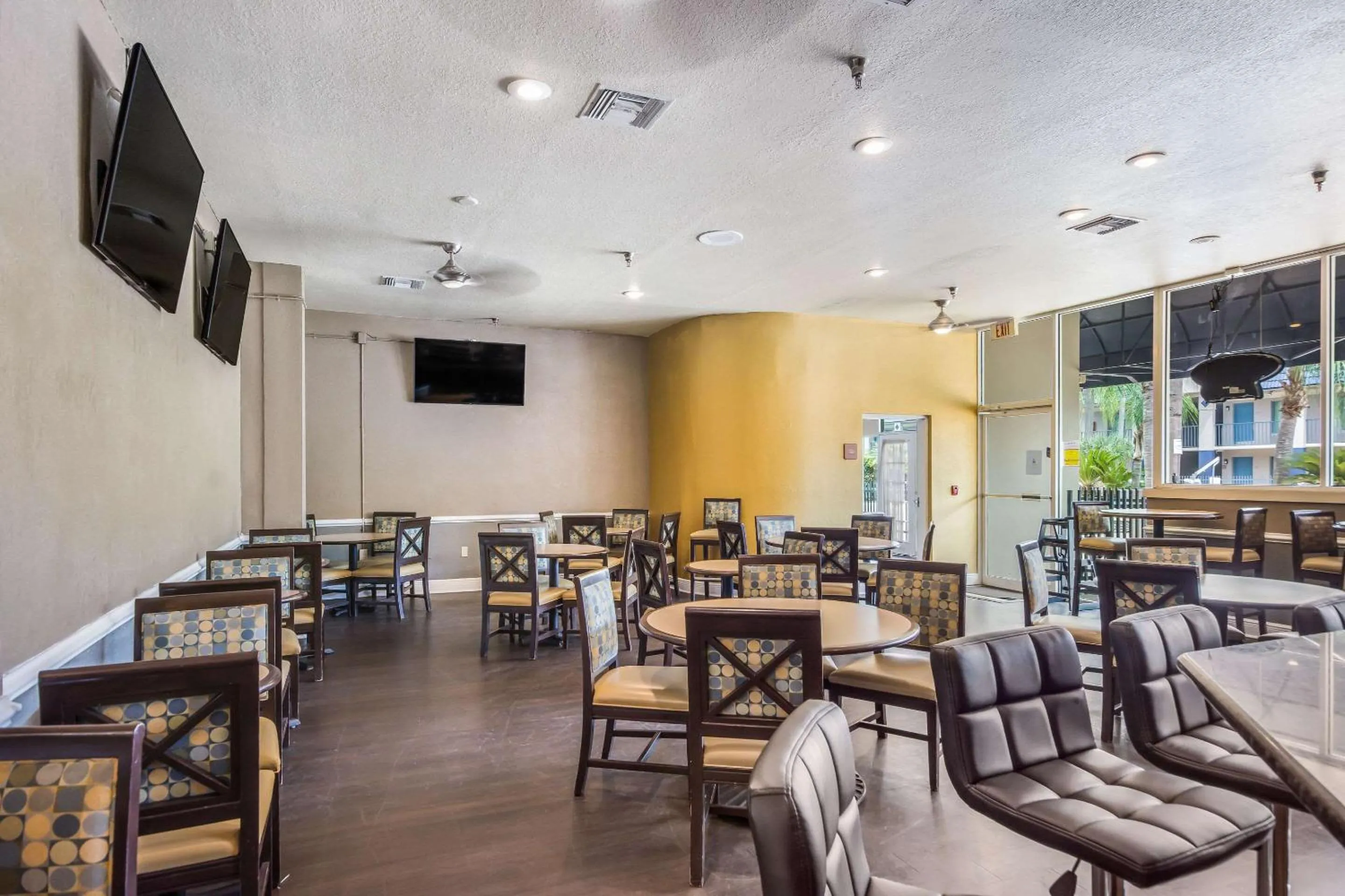 Restaurant/places to eat in Clarion Inn & Suites Central Clearwater Beach