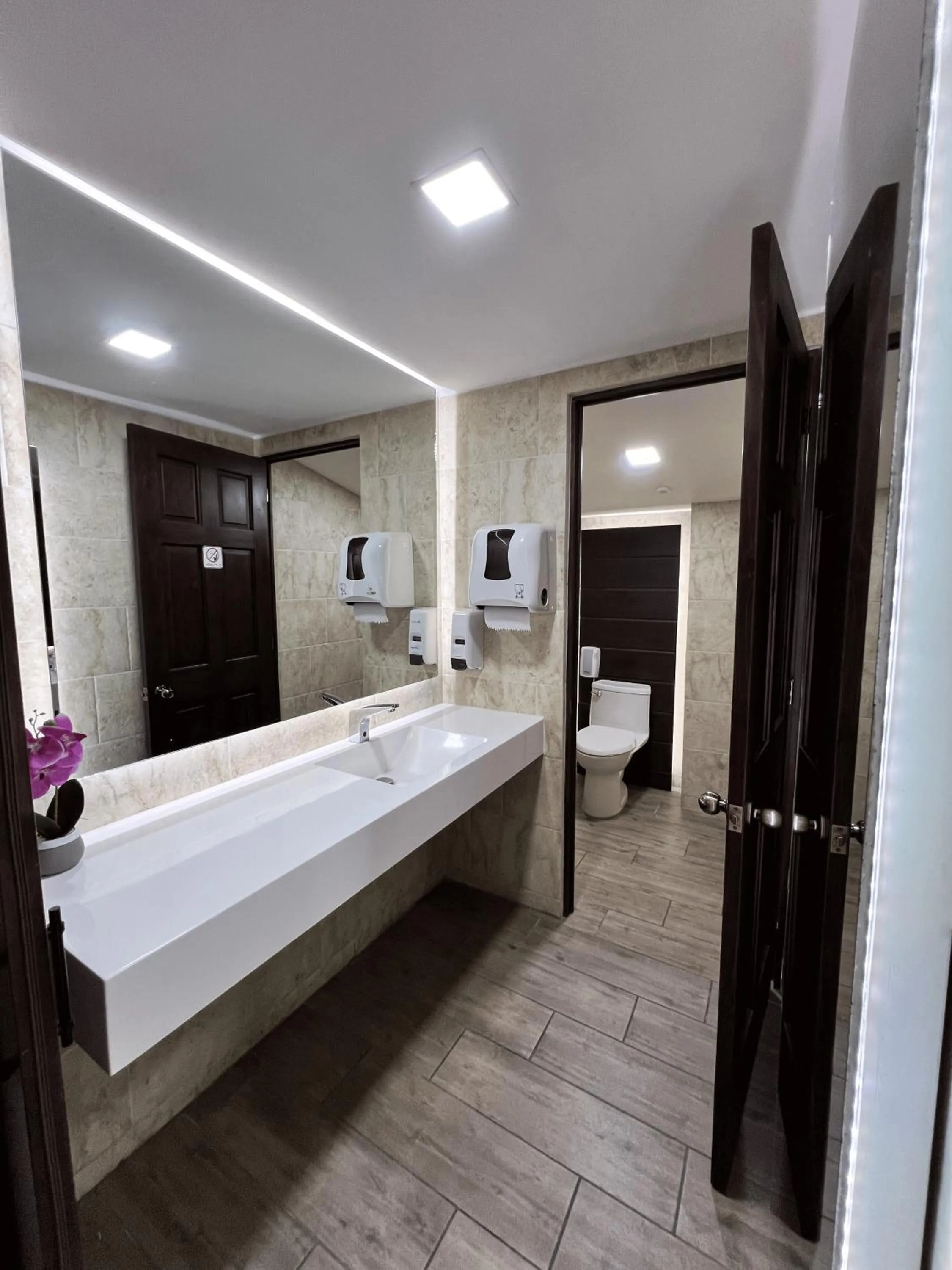 Public Bath in Hotel Villa Española