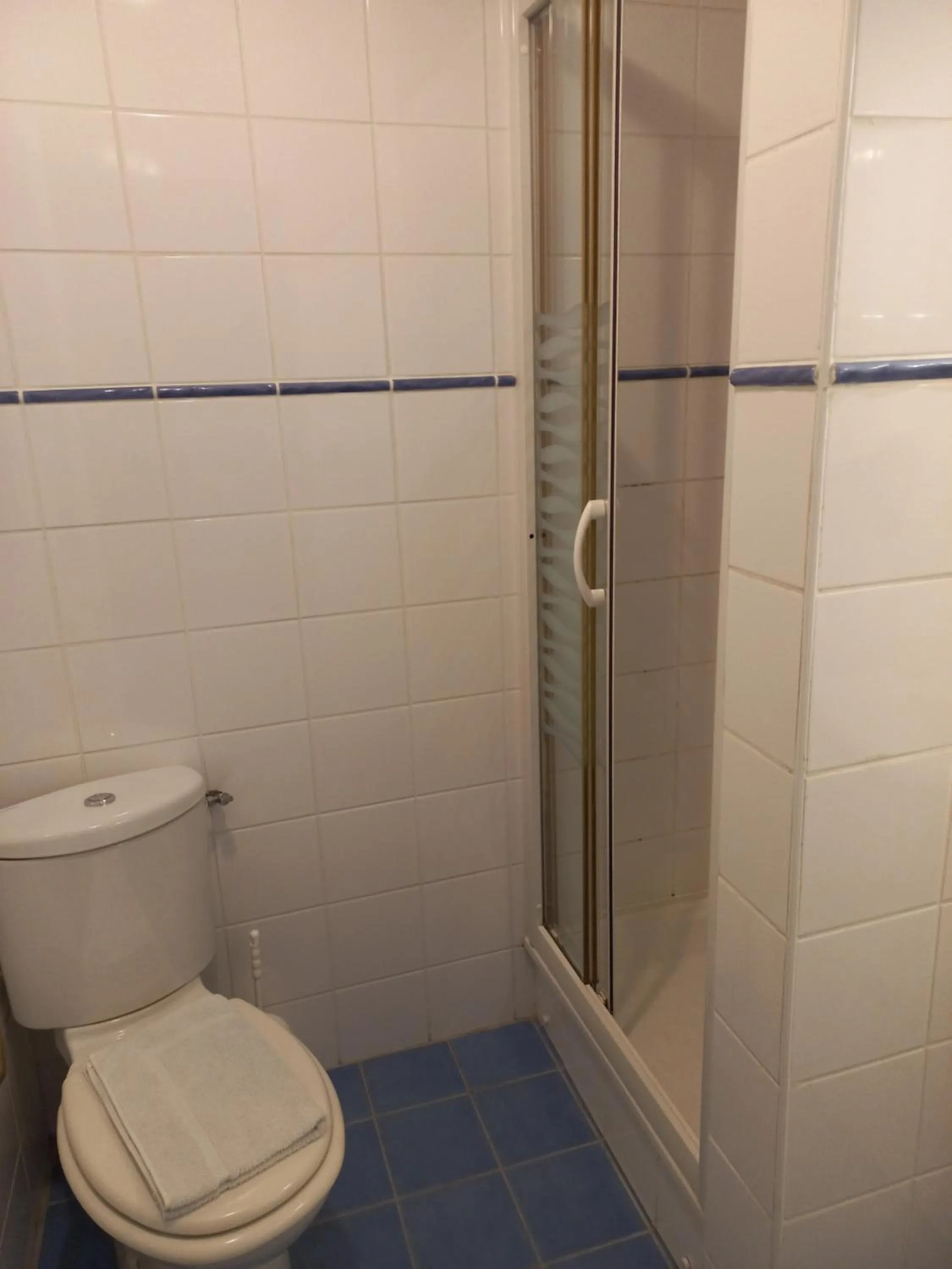 Bathroom in Le Poisson Ivre