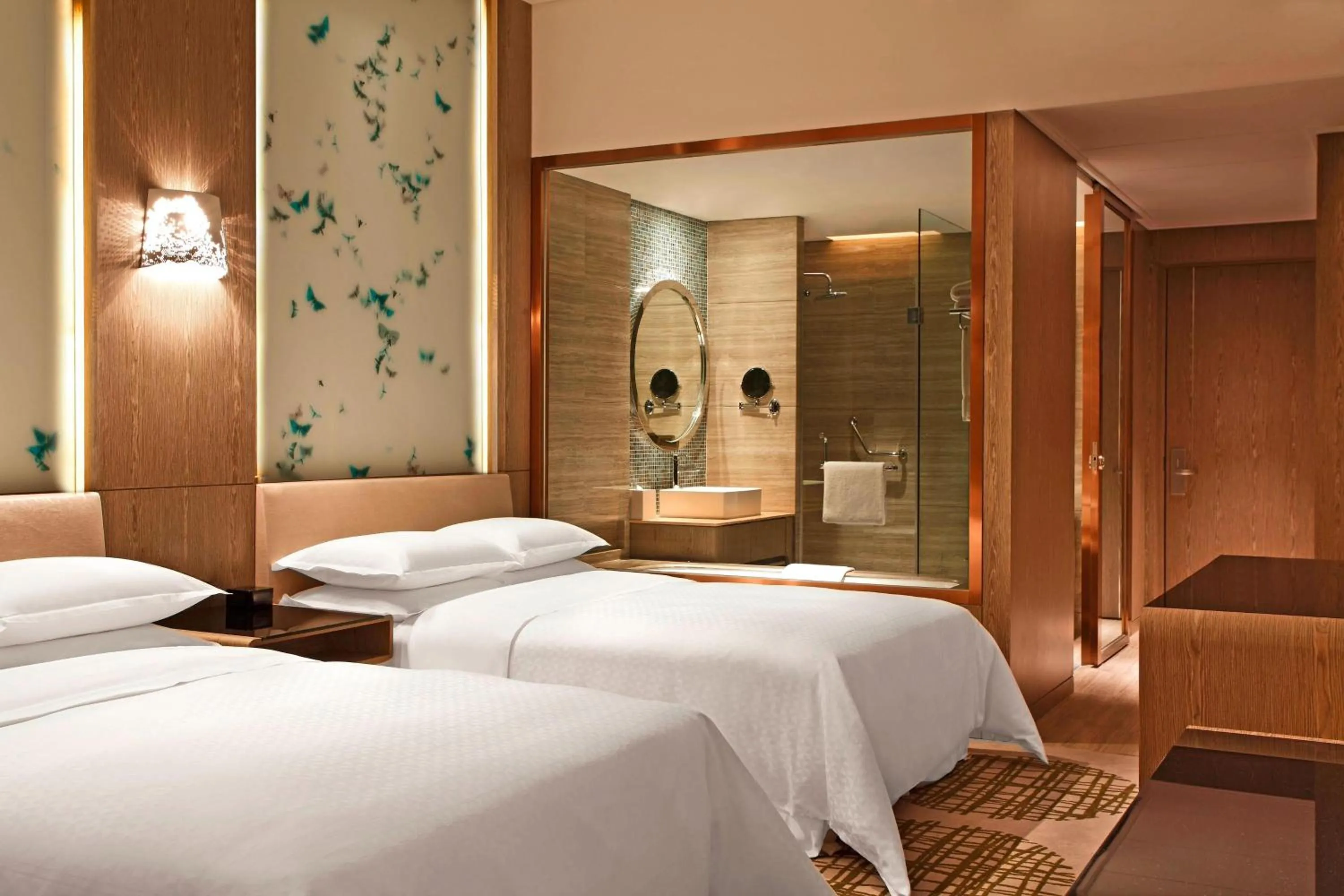 Photo of the whole room, Bed in Four Points by Sheraton Luohe