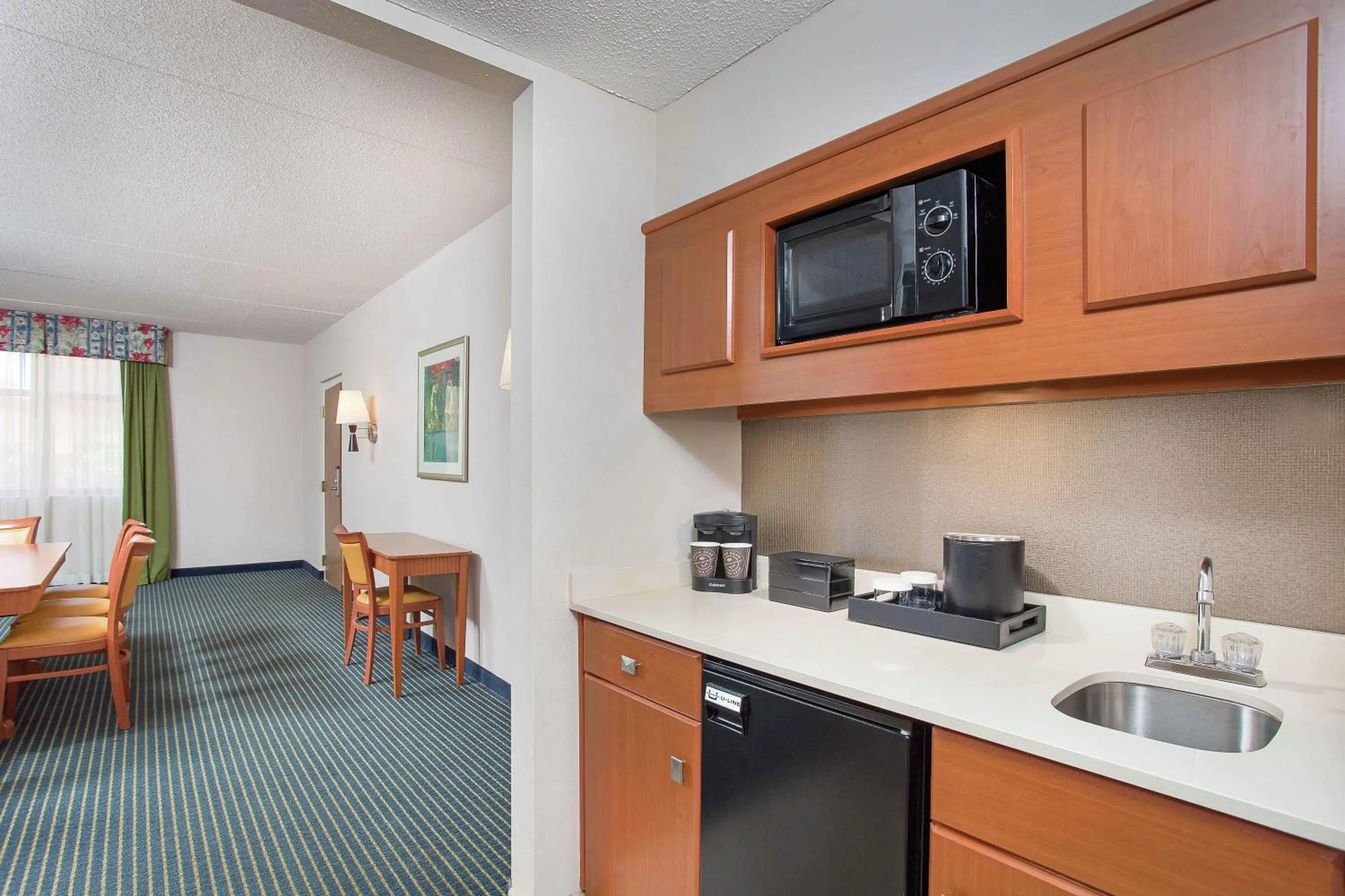 Kitchen or kitchenette in Embassy Suites Lexington