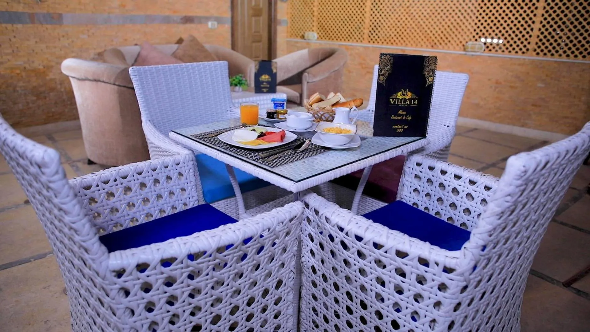 Restaurant/places to eat in Villa 14 Suites