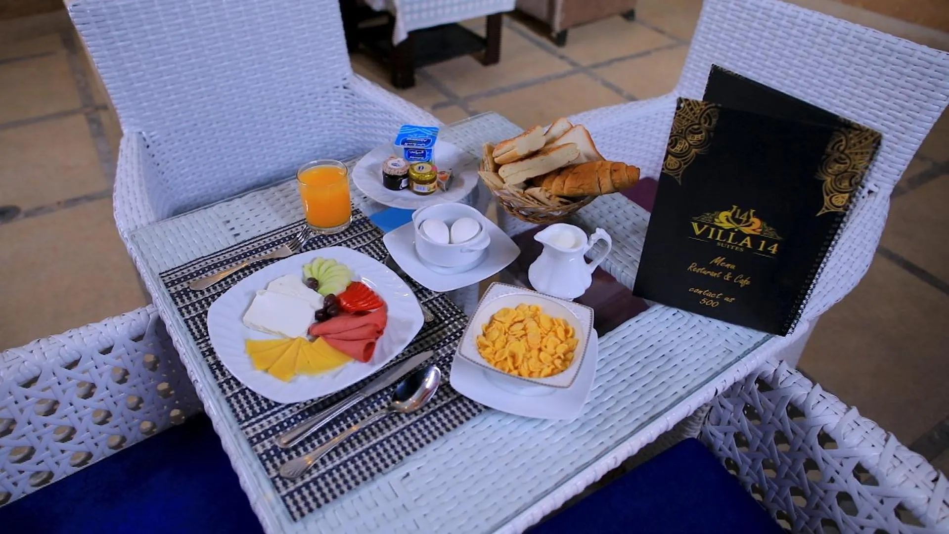 Restaurant/places to eat in Villa 14 Suites