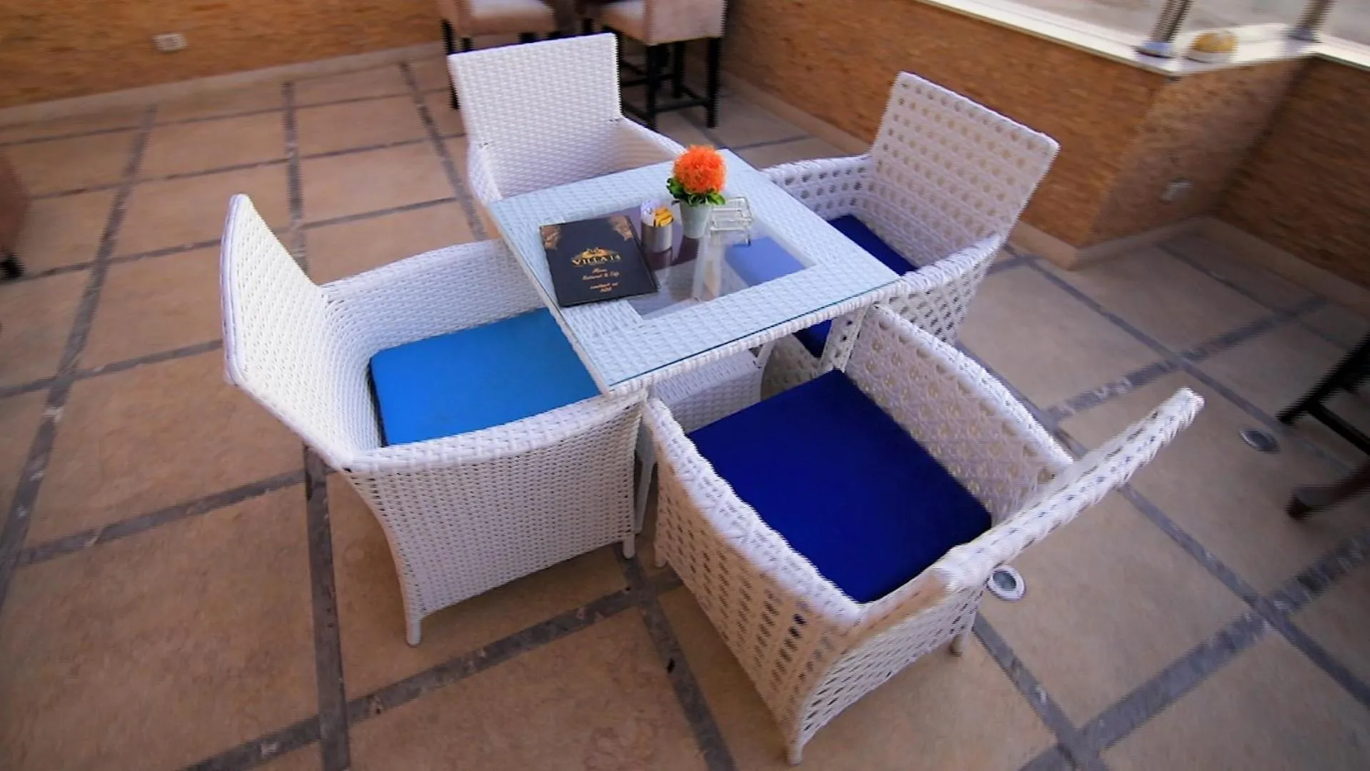 Restaurant/places to eat in Villa 14 Suites