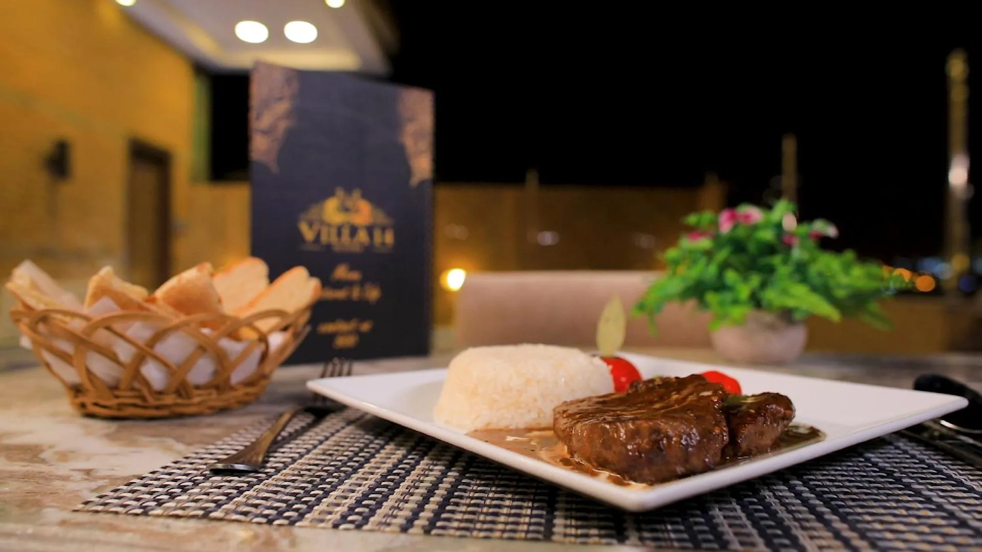 Restaurant/places to eat in Villa 14 Suites