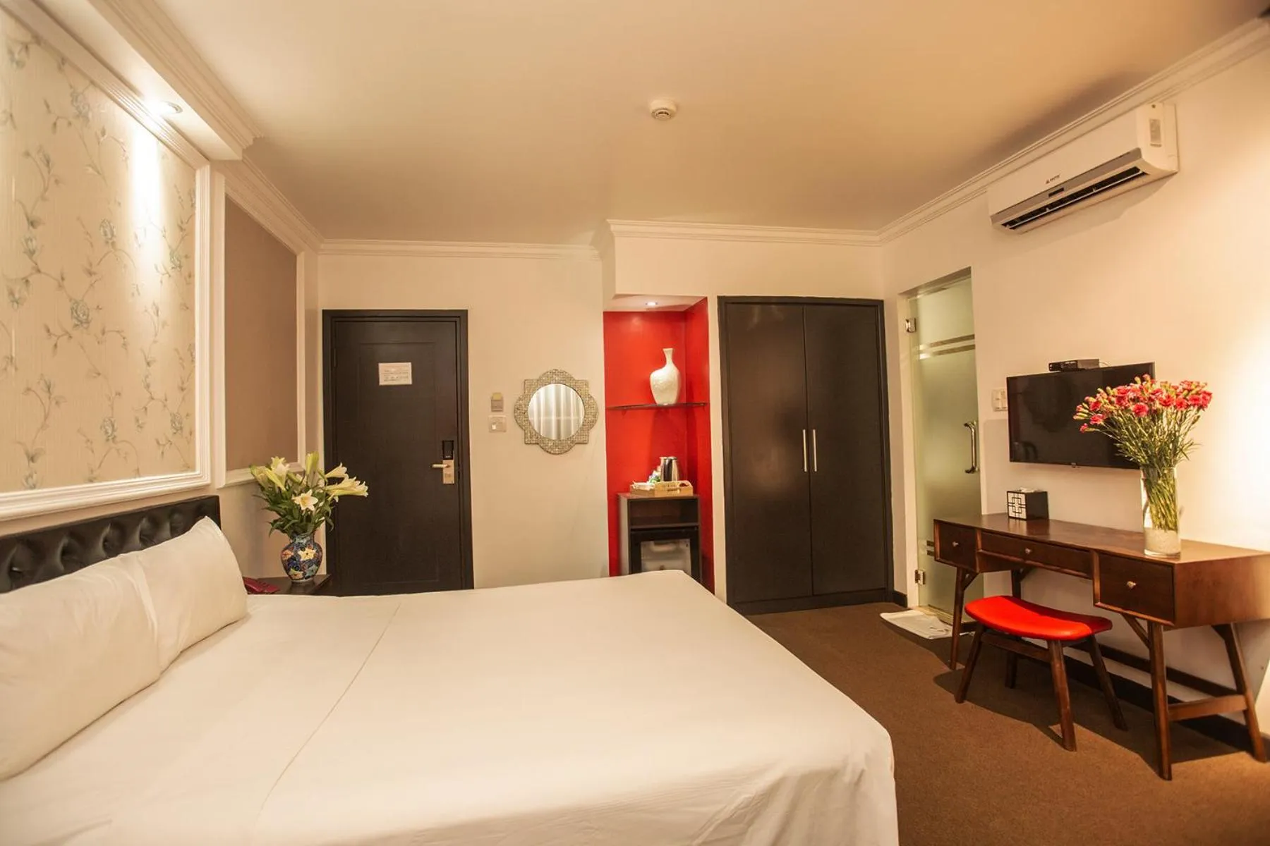 TV and multimedia, Bed in Dinh Hotel