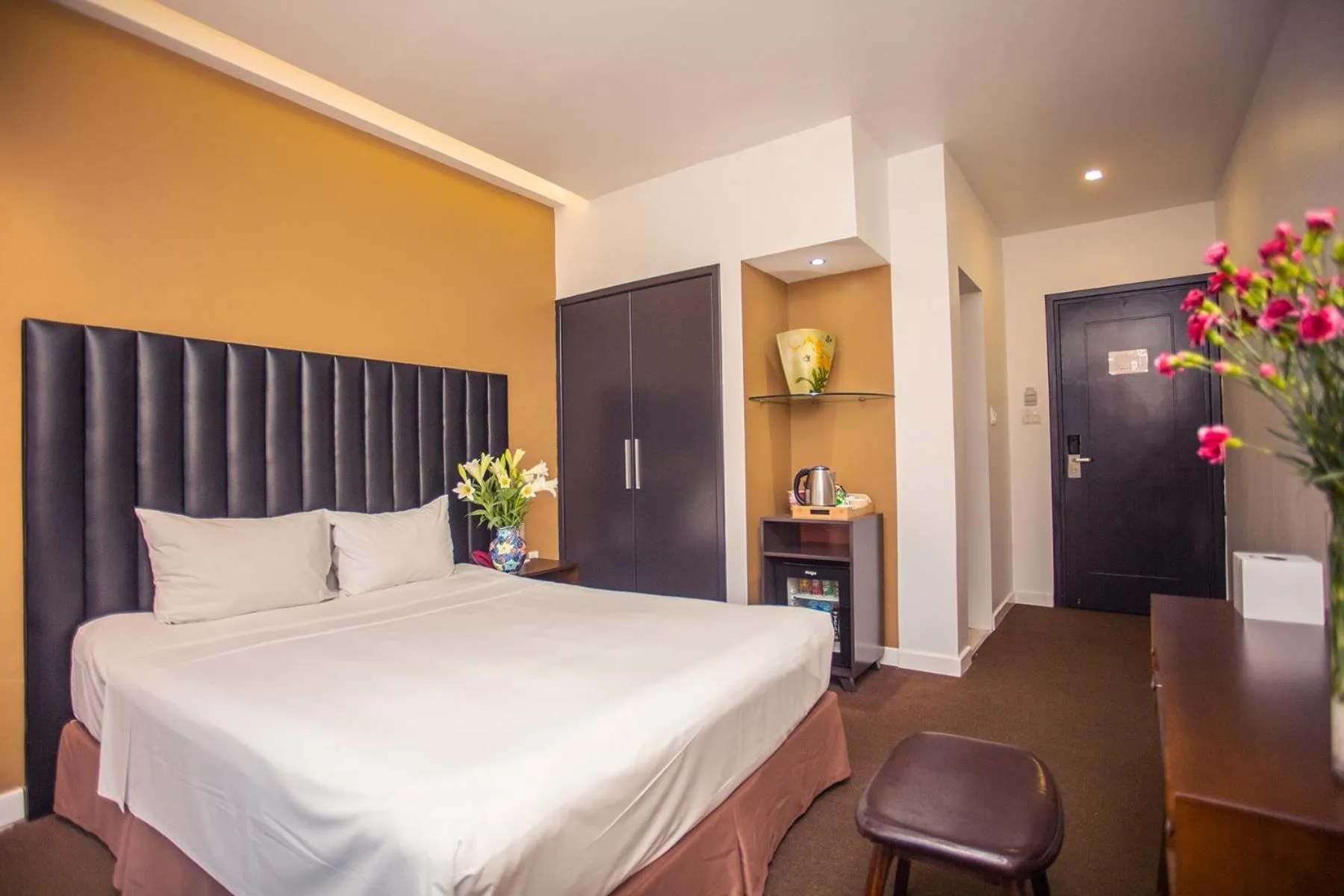 Shower, Bed in Dinh Hotel