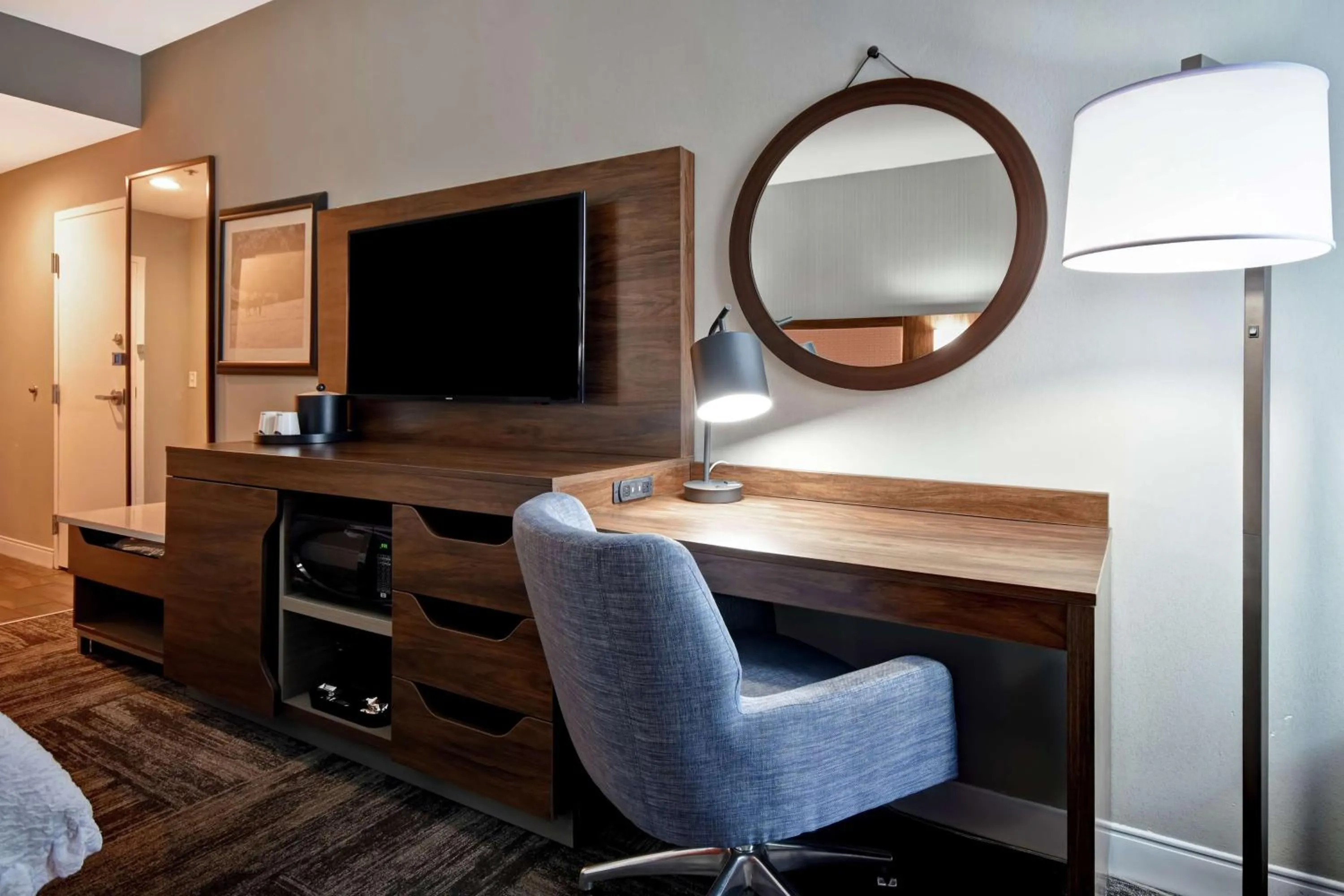 Photo of the whole room, Bed in Hampton Inn Lexington I-75