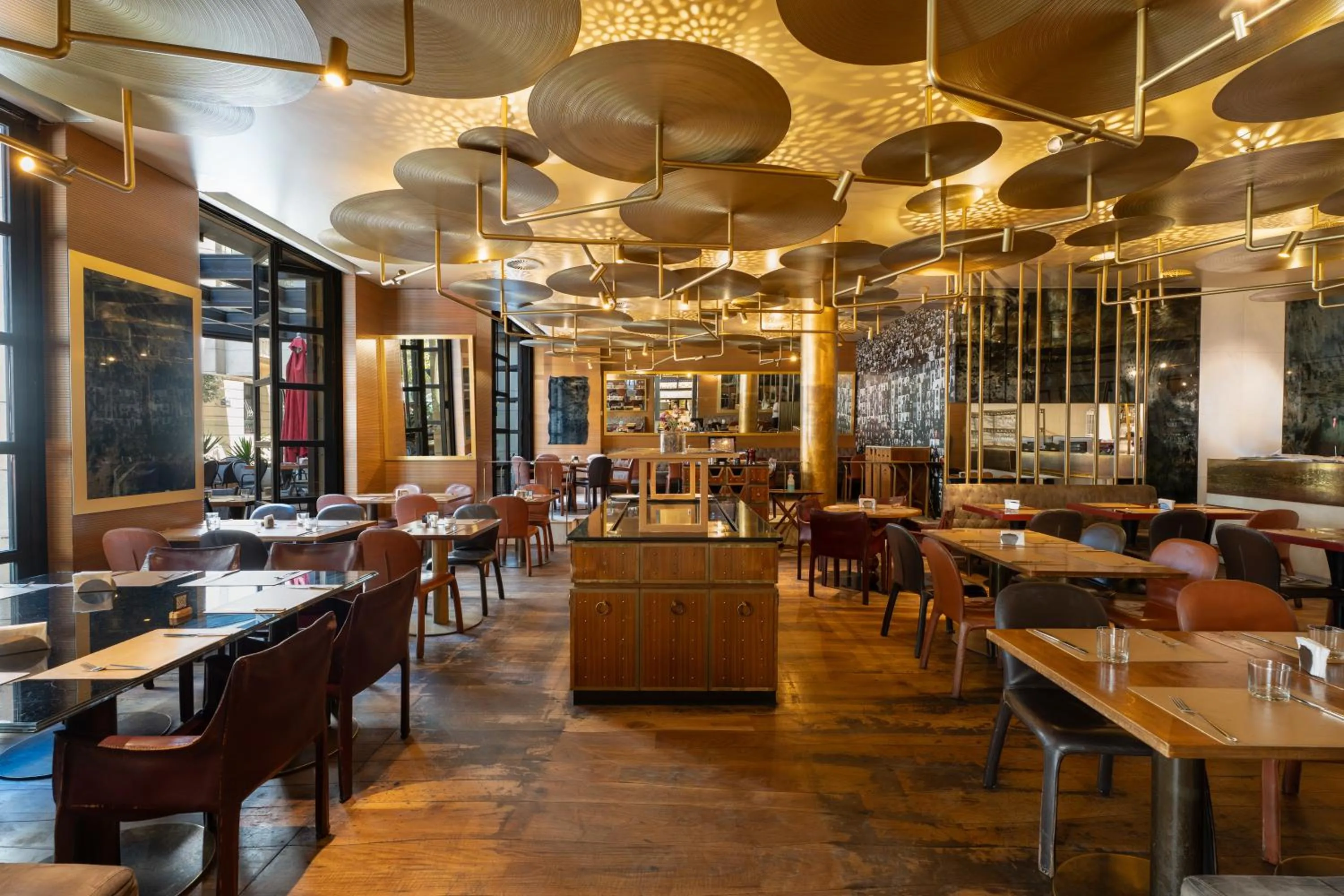 Restaurant/places to eat in Saifi Suites Hotel