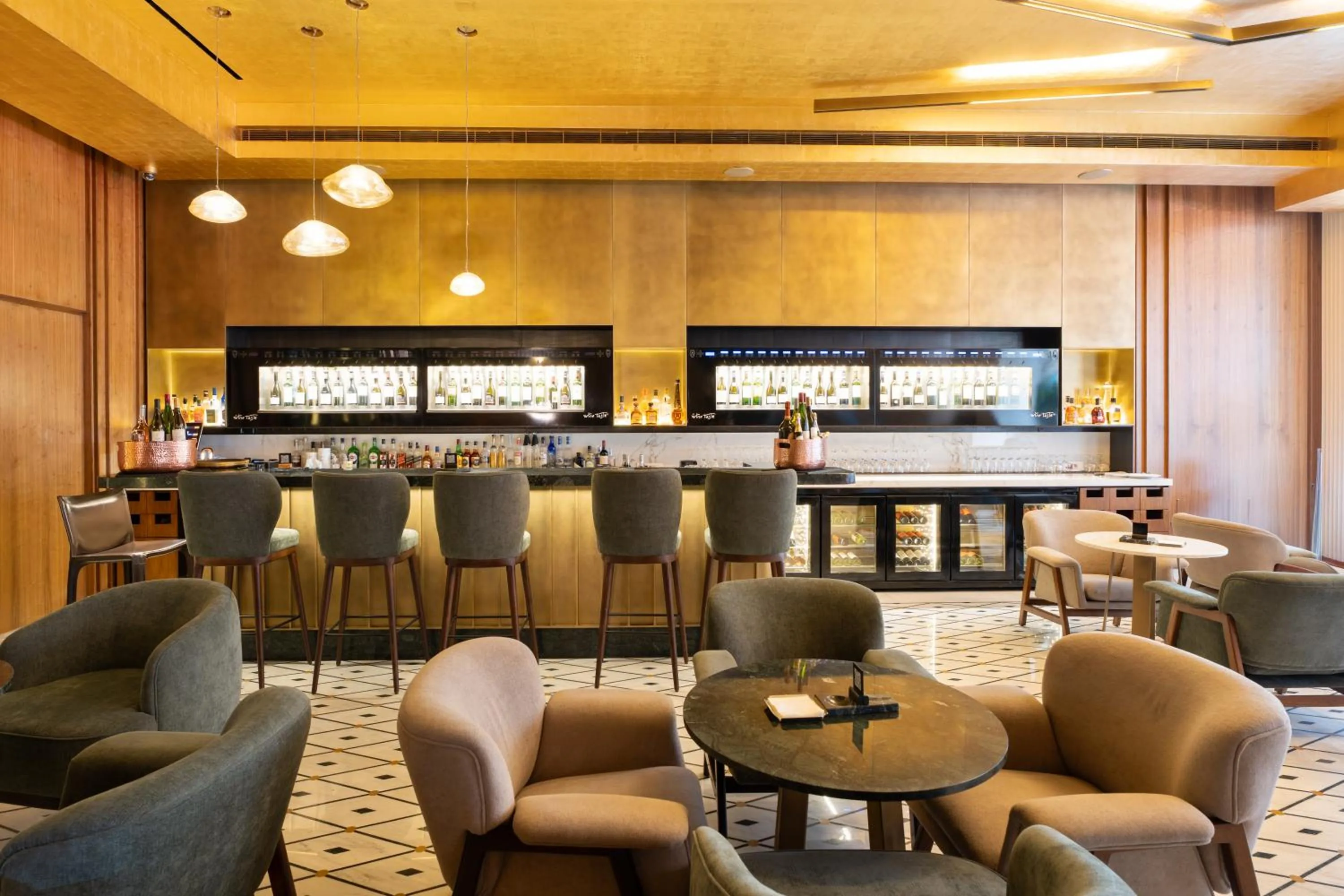 Lounge or bar in Saifi Suites Hotel