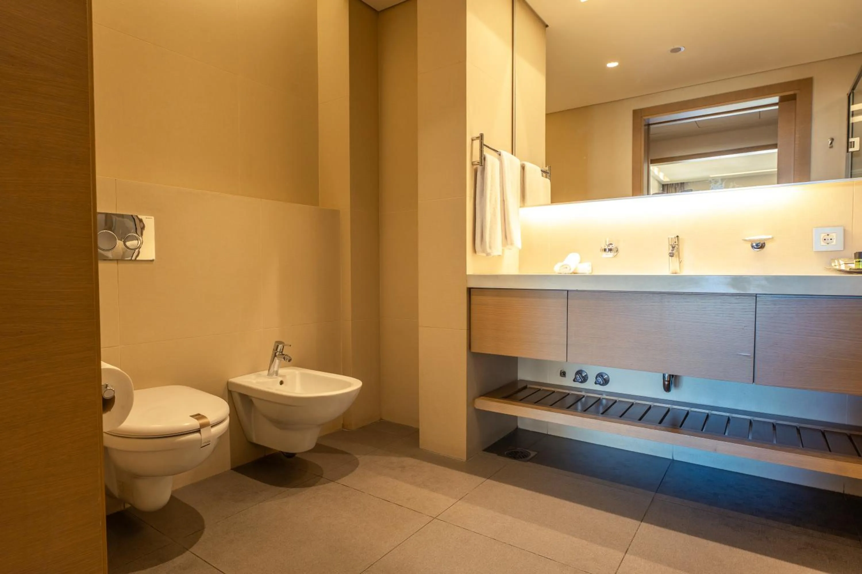 Shower in Saifi Suites Hotel