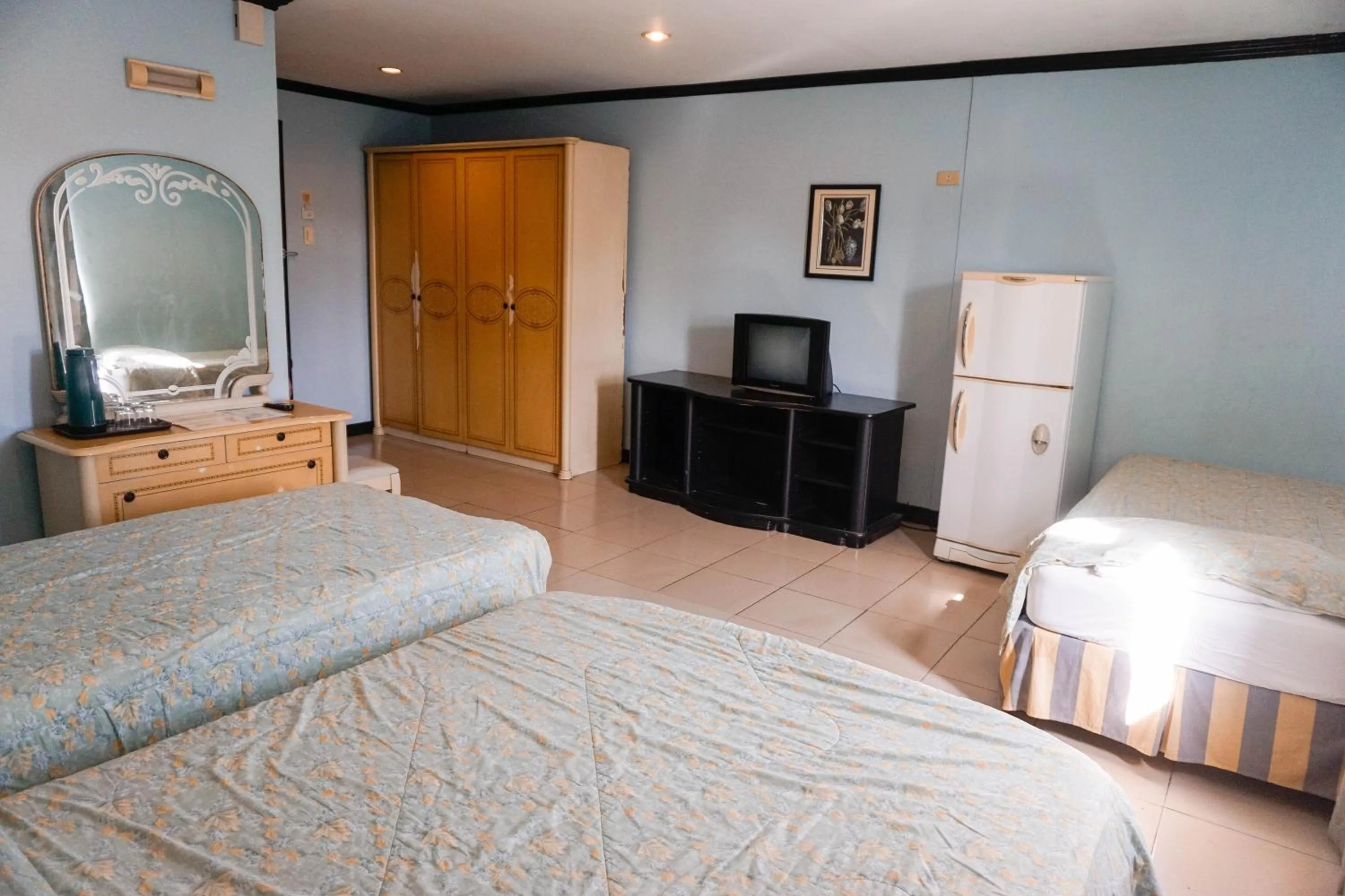 Photo of the whole room, Bed in Crowne Garden Hotel