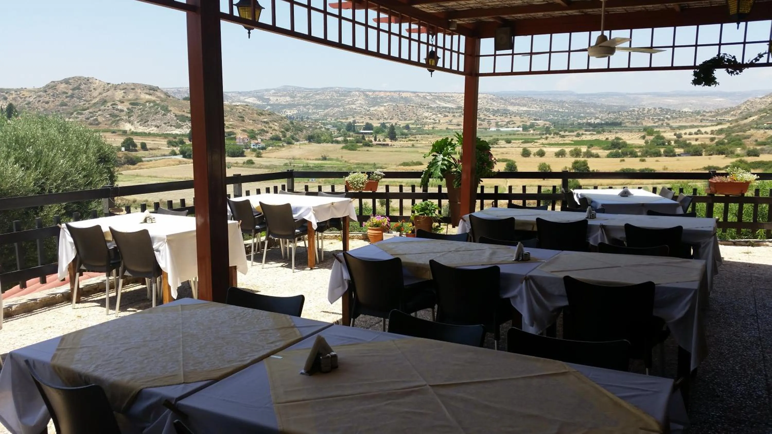 Restaurant/places to eat in Pelekanos Apartments